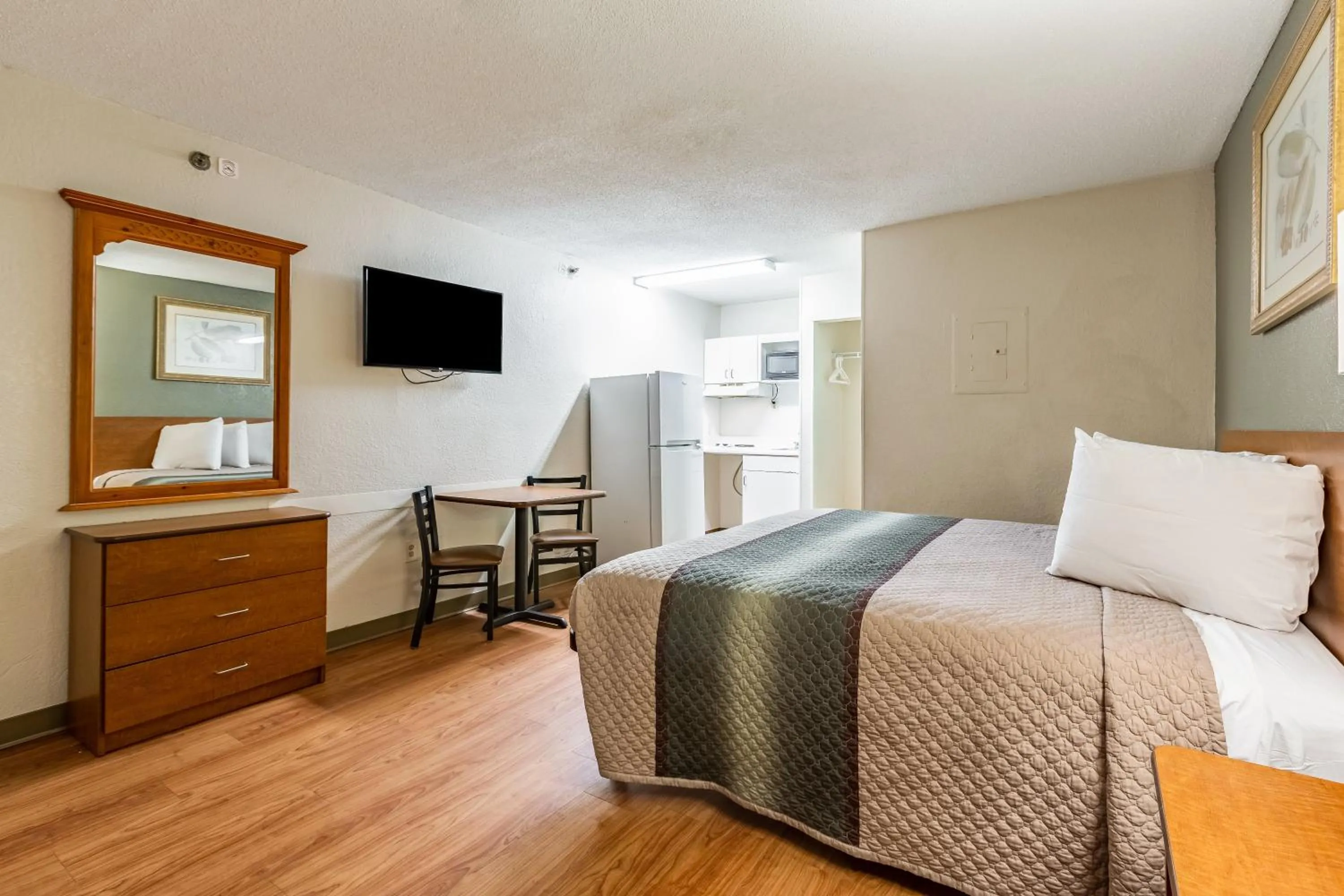  Studio King Room Smoking in HomeTowne Studios by Red Roof Atlanta NE – Norcross South