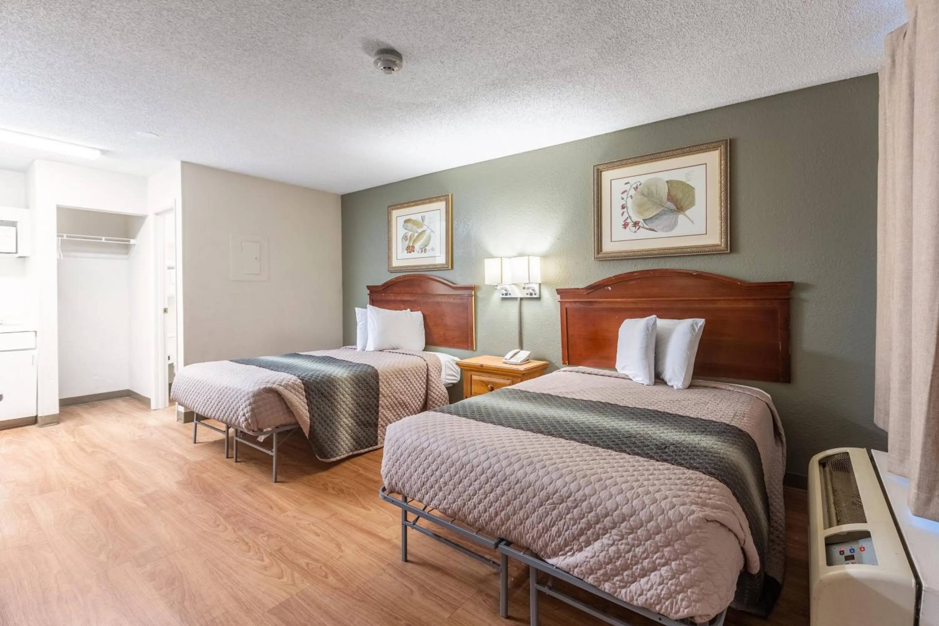  Studio Room with Two Double Beds Non-Smoking in HomeTowne Studios by Red Roof Atlanta NE – Norcross South