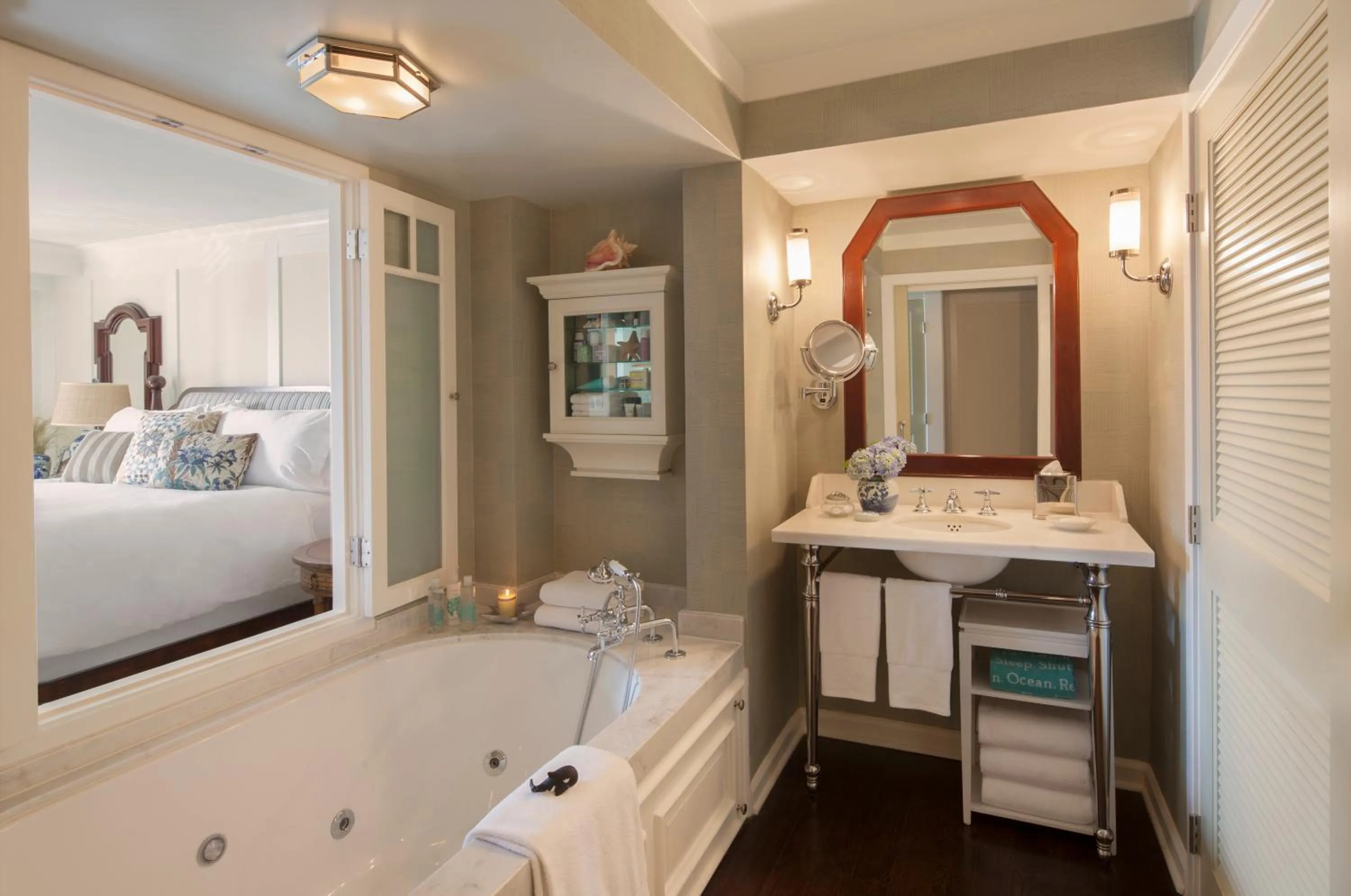 One-Bedroom Suite in Shutters On The Beach