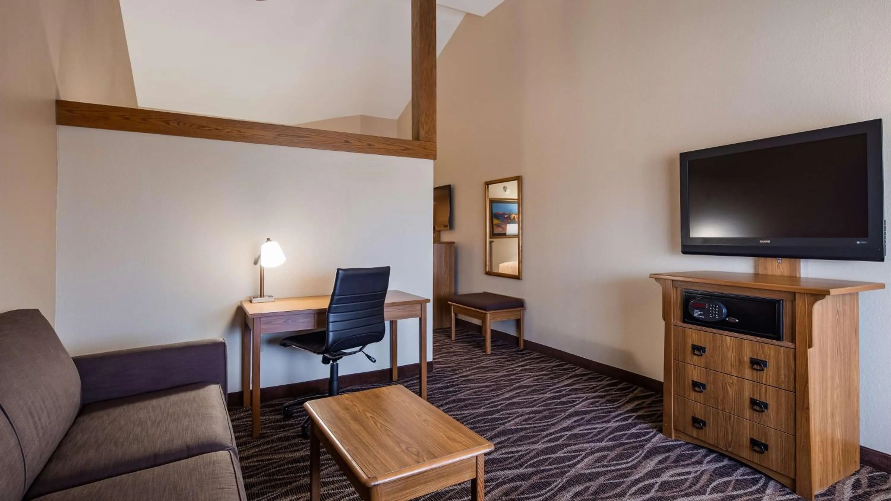 Executive King Suite with Sofa Bed - Non-smoking in Best Western Plus Saddleback Inn and Conference Center