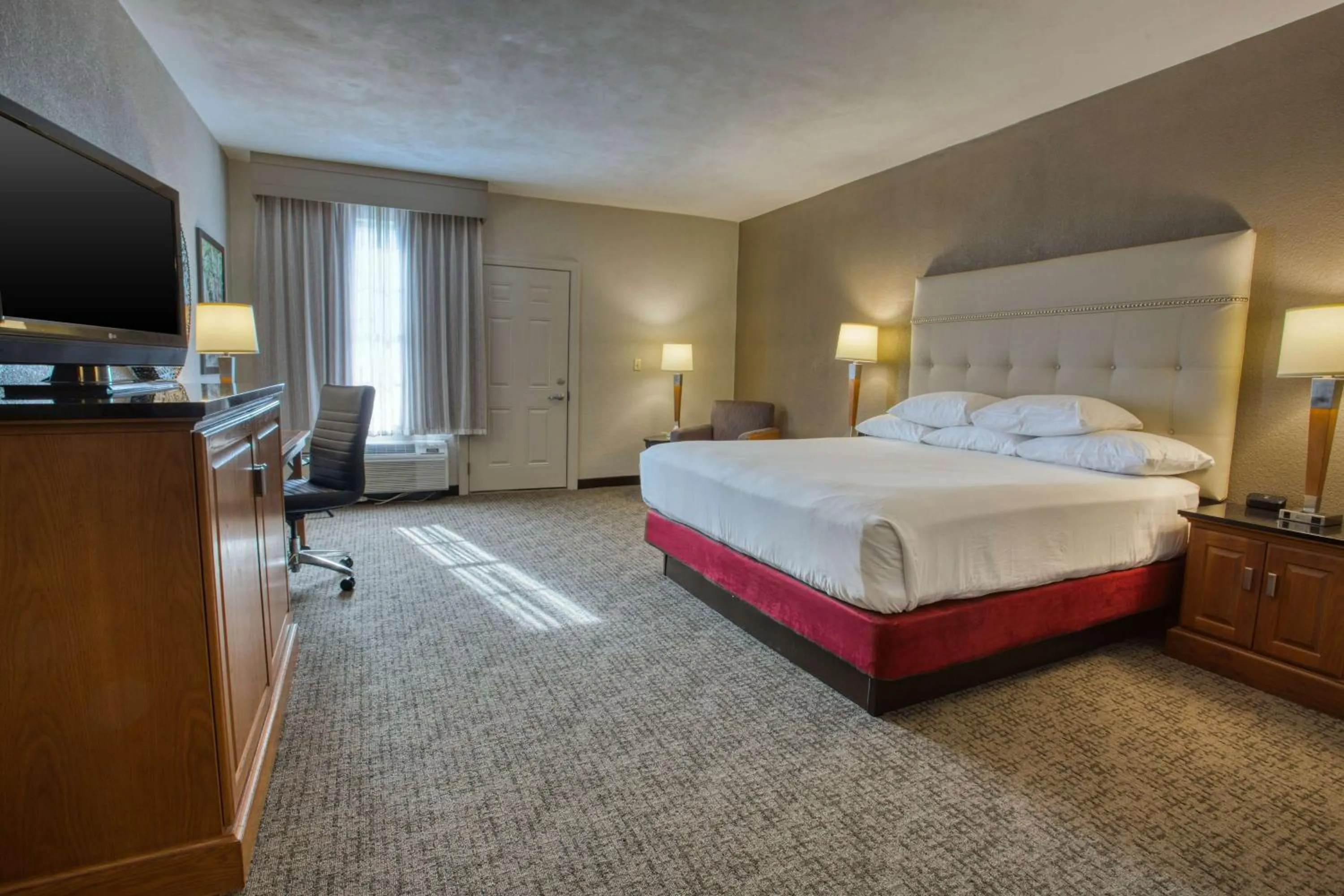Deluxe King Room with Terrace in Drury Inn & Suites San Antonio Near La Cantera