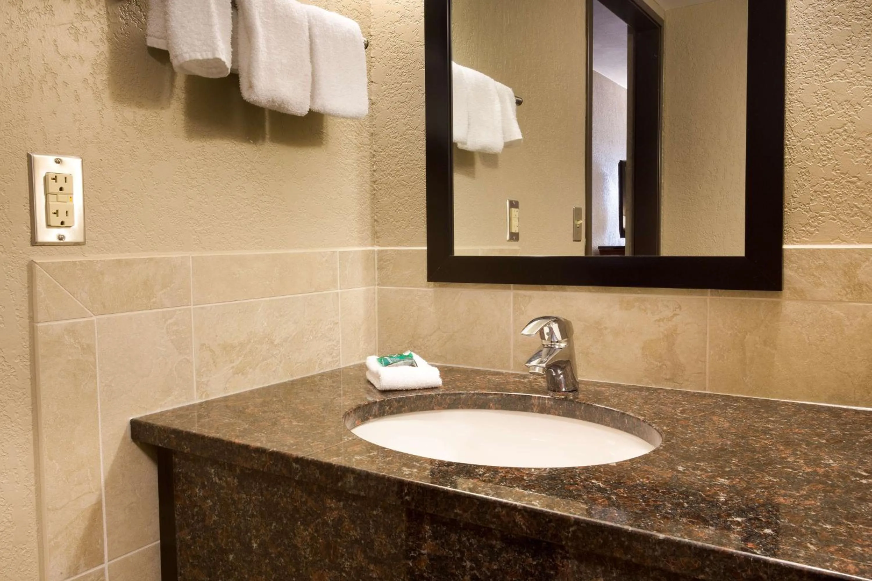 Deluxe Queen Room in Drury Inn & Suites Austin North