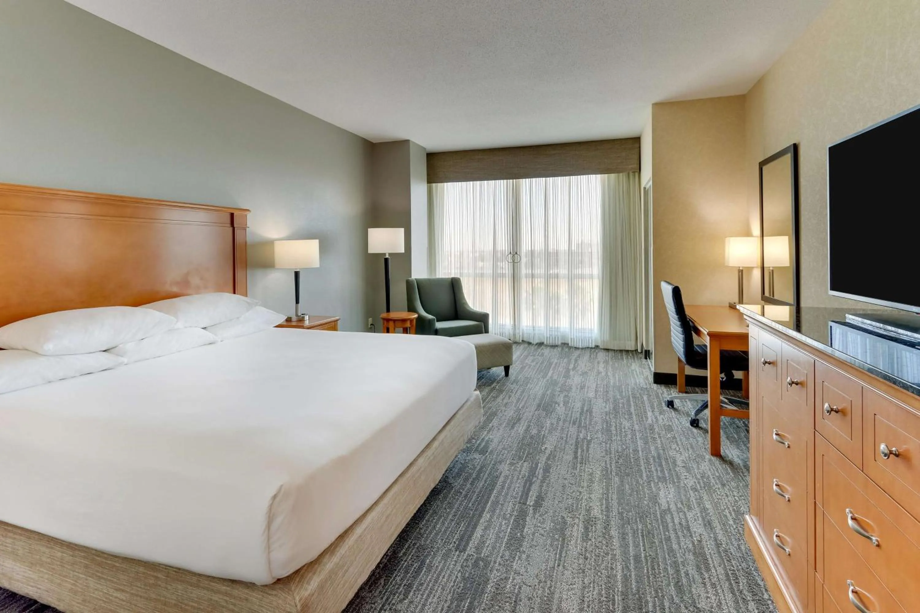 King Suite with Sofa Bed in Drury Inn & Suites Orlando near Universal Orlando Resort