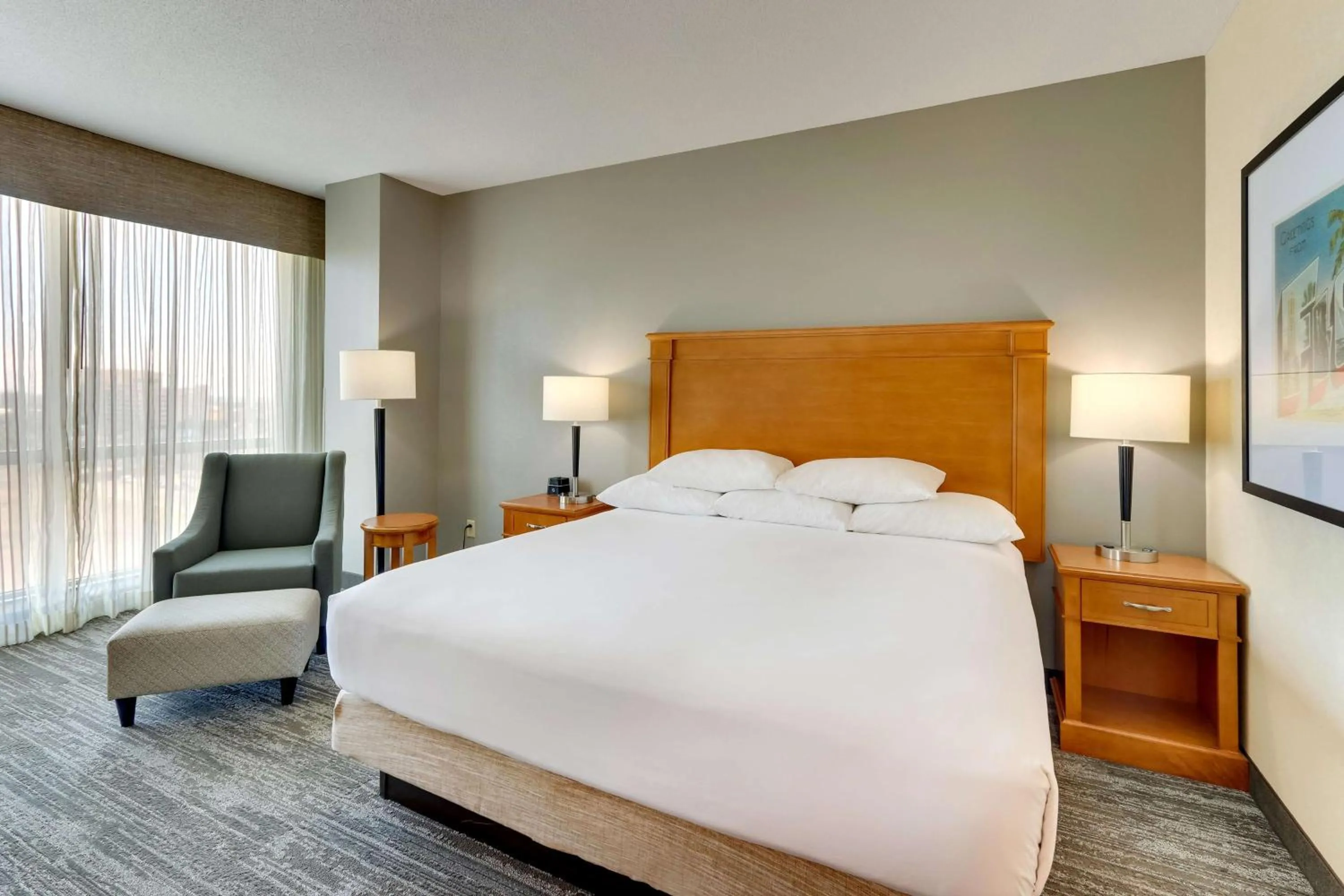 Deluxe King Room - Accessible, Tub in Drury Inn & Suites Orlando near Universal Orlando Resort