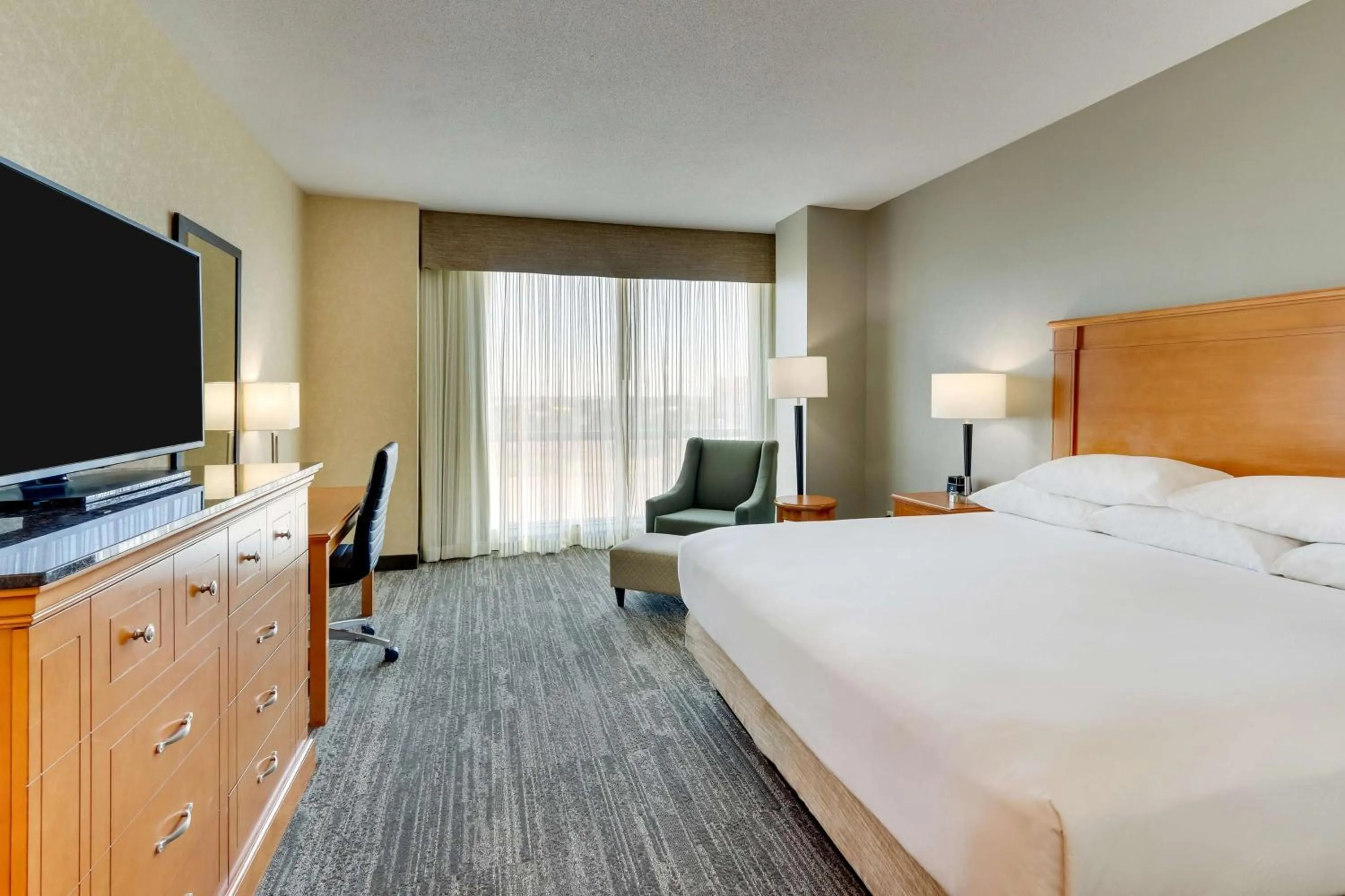 Superior King Room - Accessible, Roll-in Shower in Drury Inn & Suites Orlando near Universal Orlando Resort