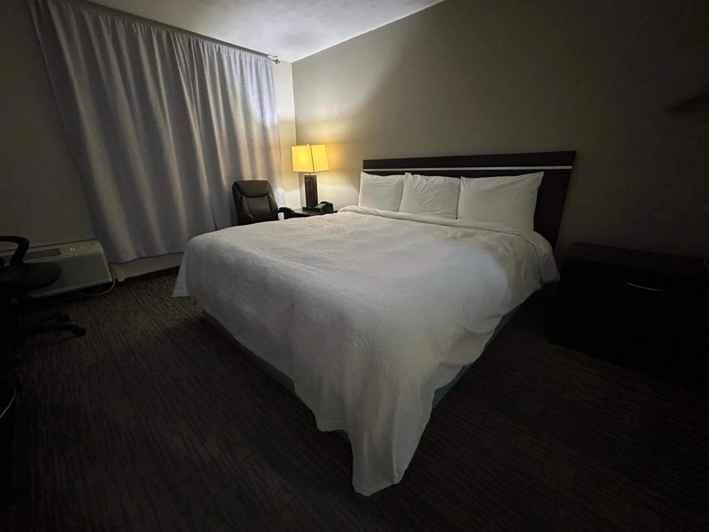 Queen Bed Non-Smoking in Gateaway Motel Broken Bow NE