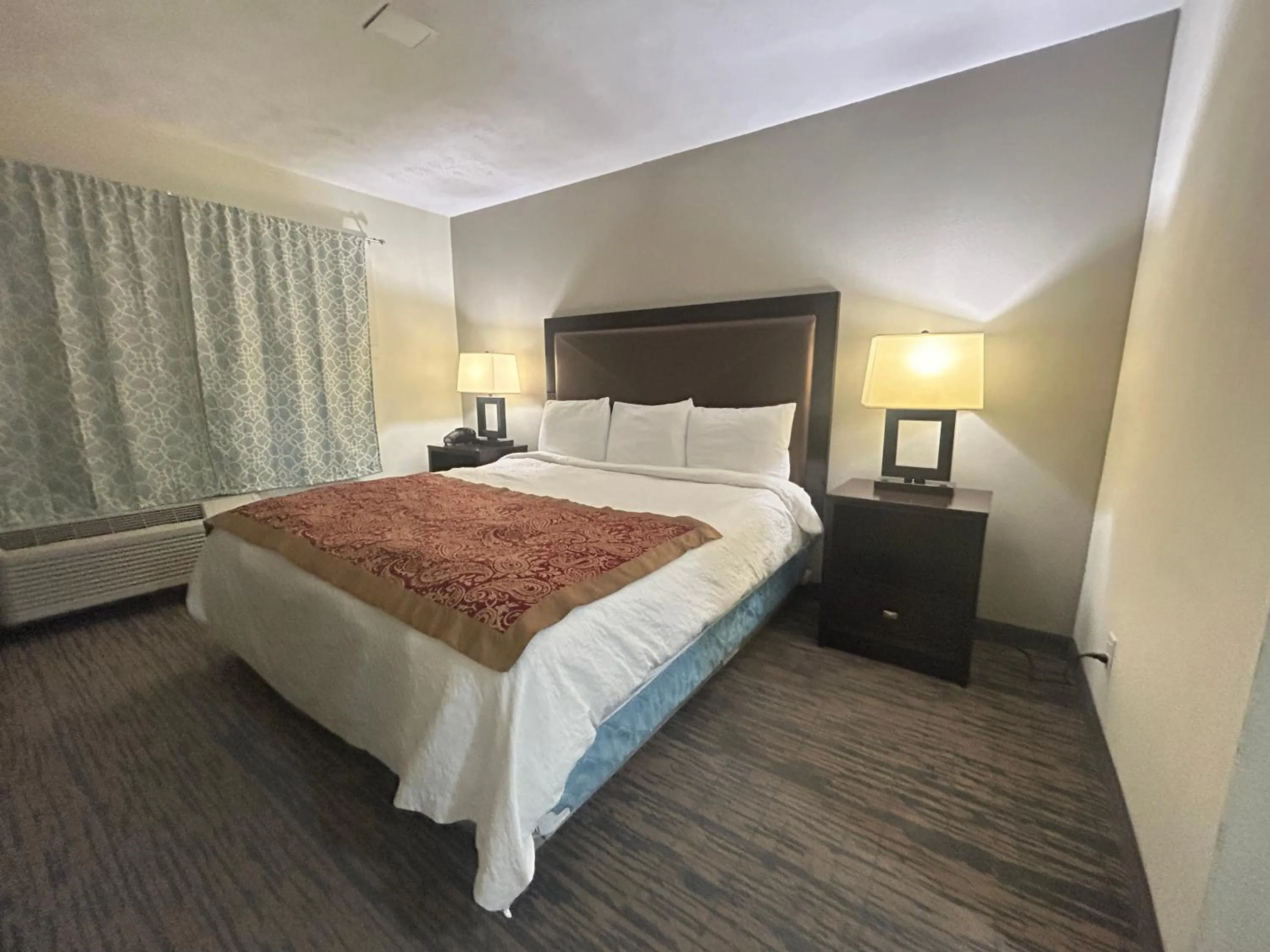 King Bed Non-Smoking in Gateaway Motel Broken Bow NE