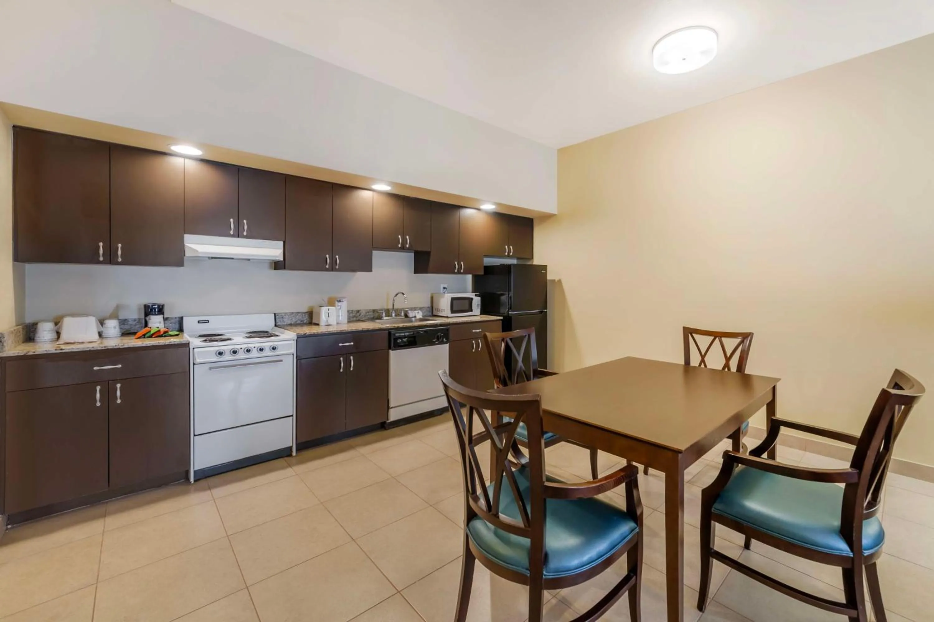 Queen Suite with 2 Queen Beds in Best Western Naples Plaza Hotel