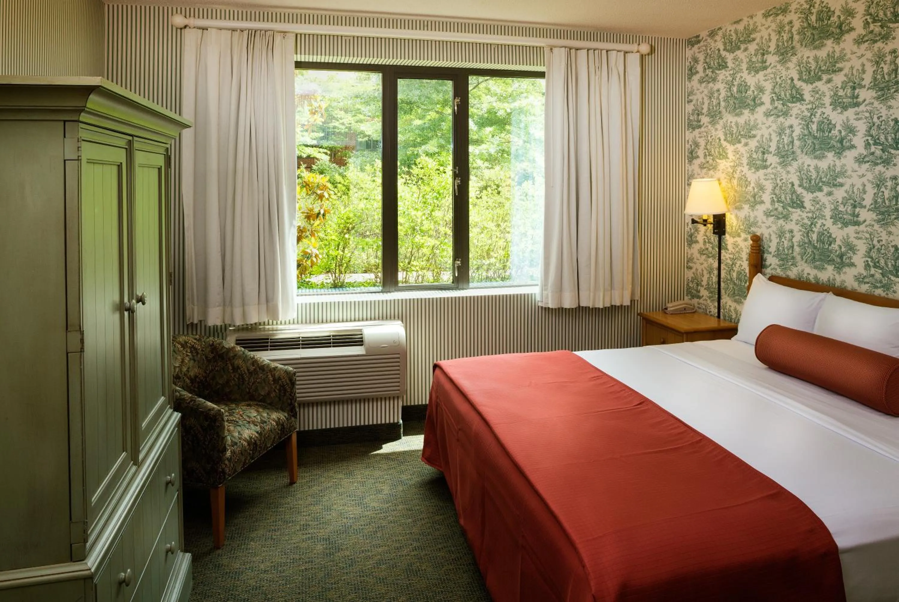 Suite with Garden View in Williamsburg Woodlands Hotel & Suites, an official Colonial Williamsburg Hotel