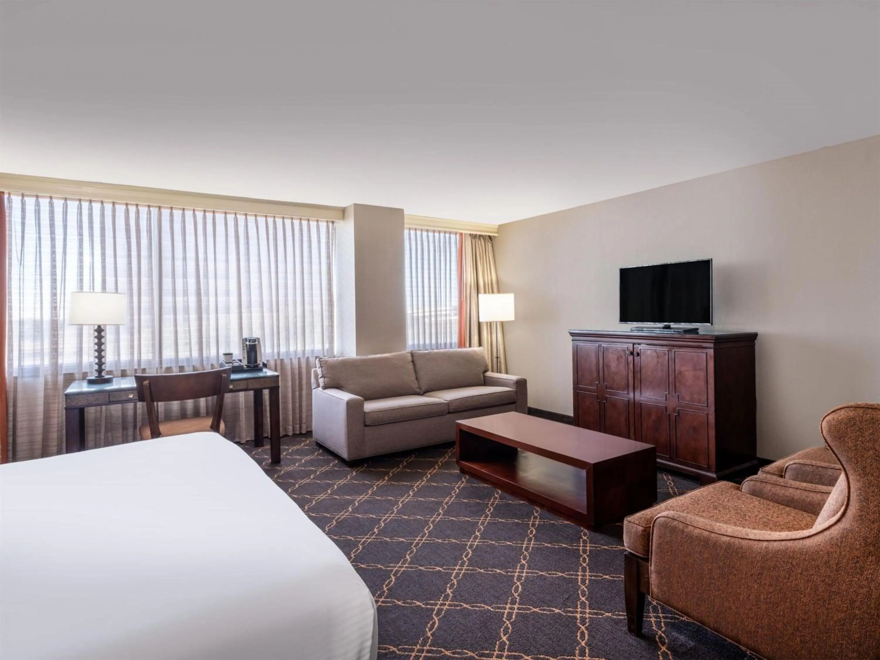 Junior King Suite with Seating Area in Austin Southpark Hotel