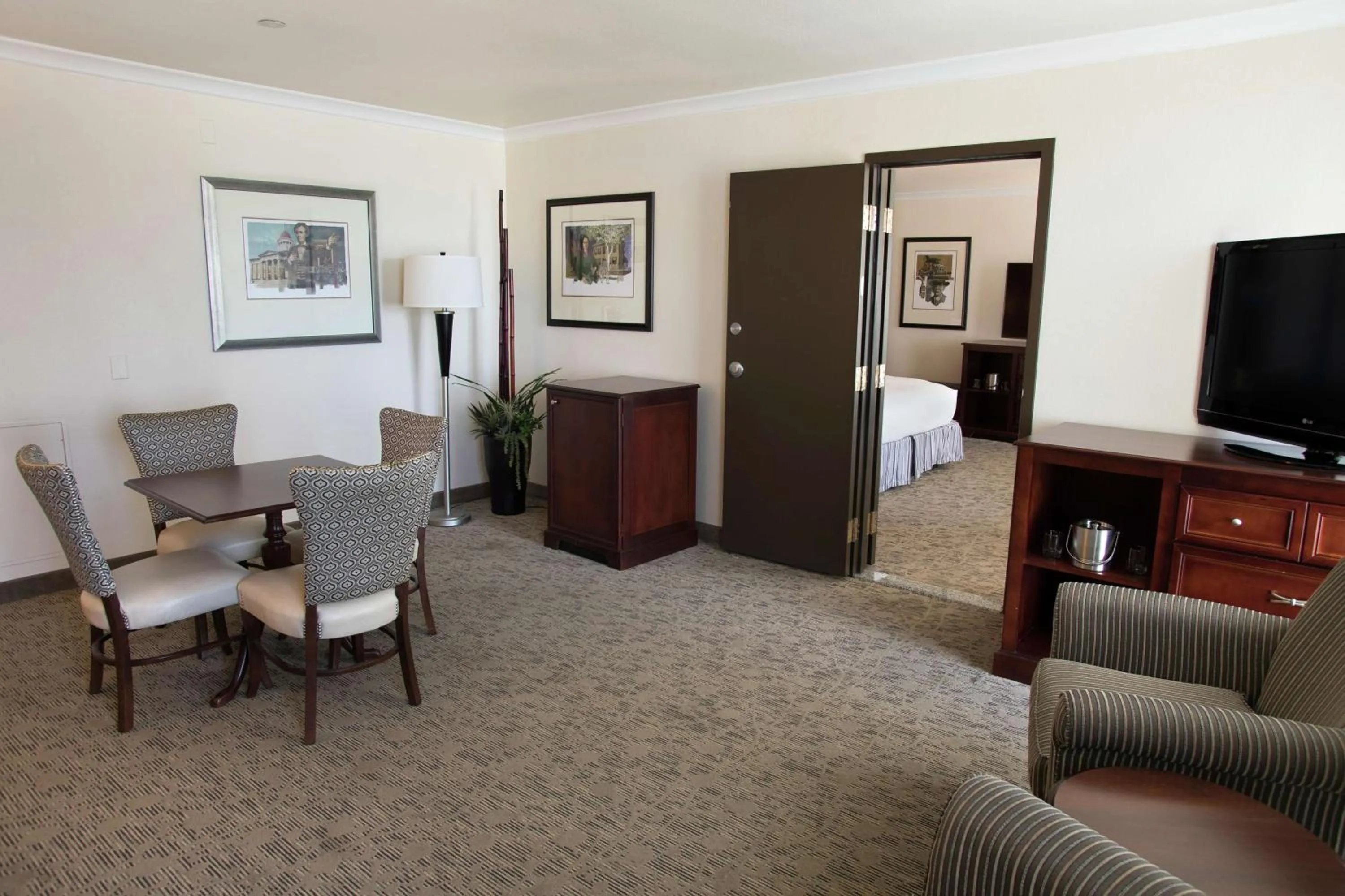 One-Bedroom King Suite with Sofa Bed in President Abraham Lincoln - A Doubletree by Hilton Hotel