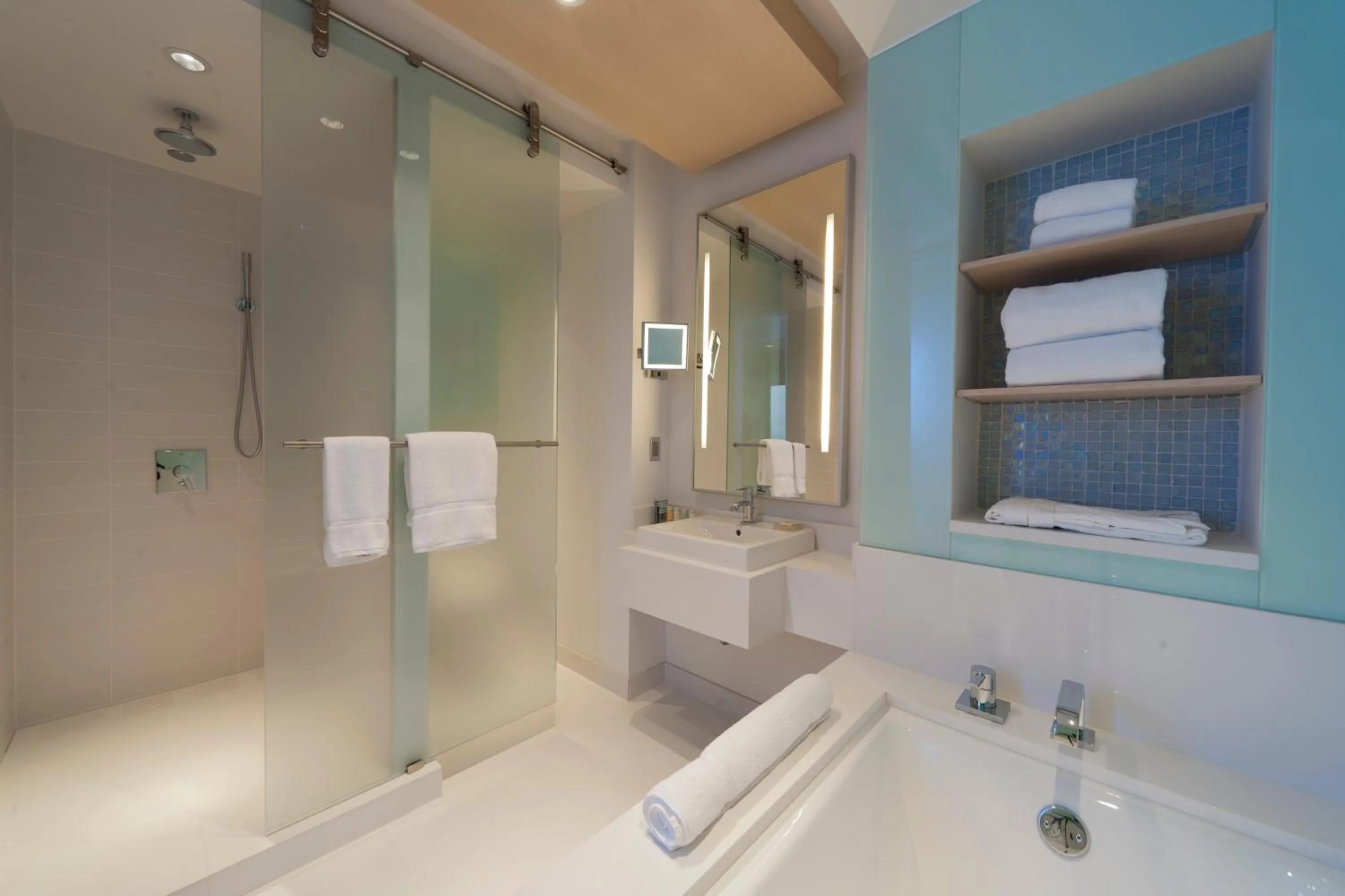 King Room with City View - Disability Access/Non-Smoking in Radisson Blu Aqua Hotel, Chicago