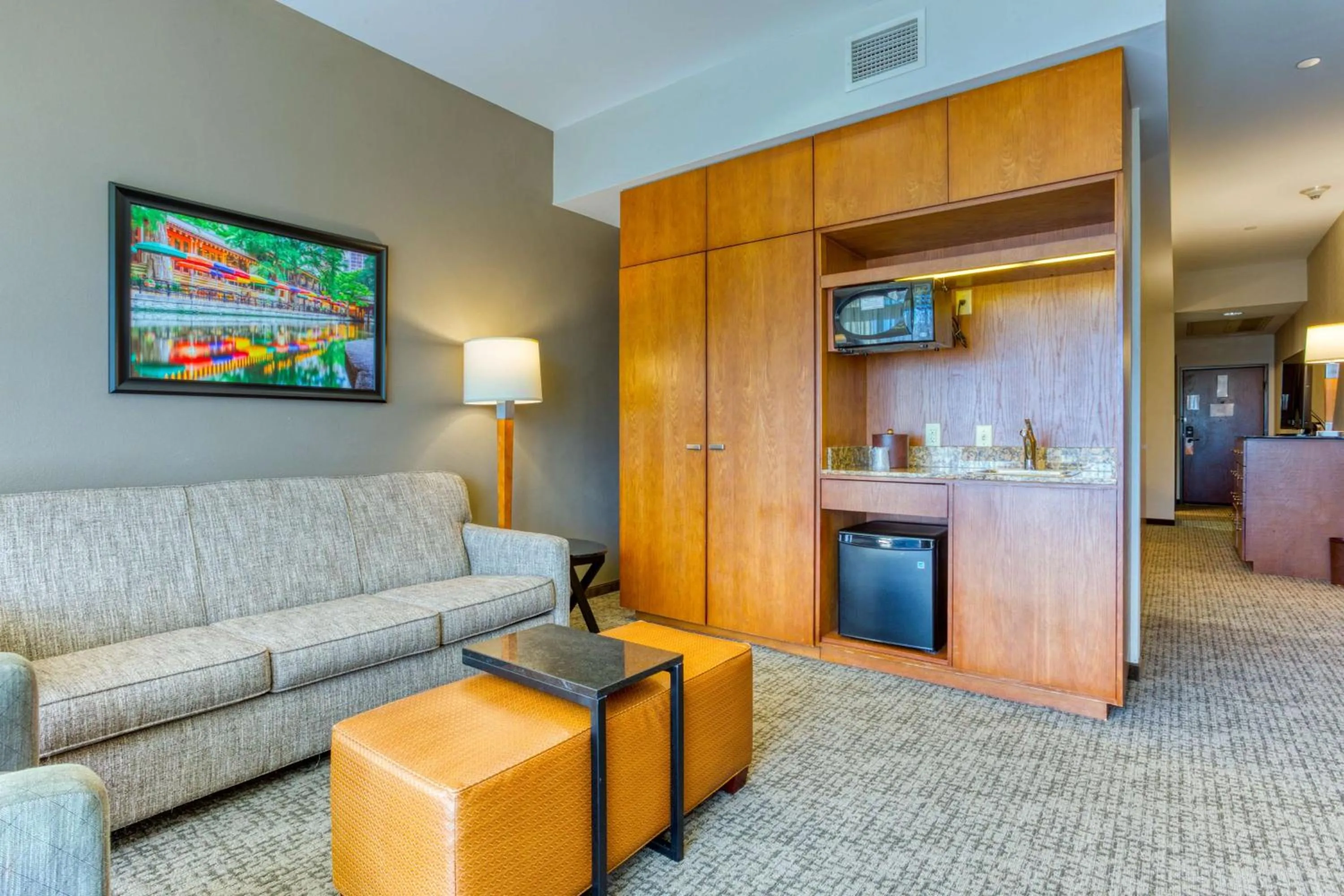 Queen Suite with Spa Bath with Terrace in Drury Plaza Hotel San Antonio Riverwalk