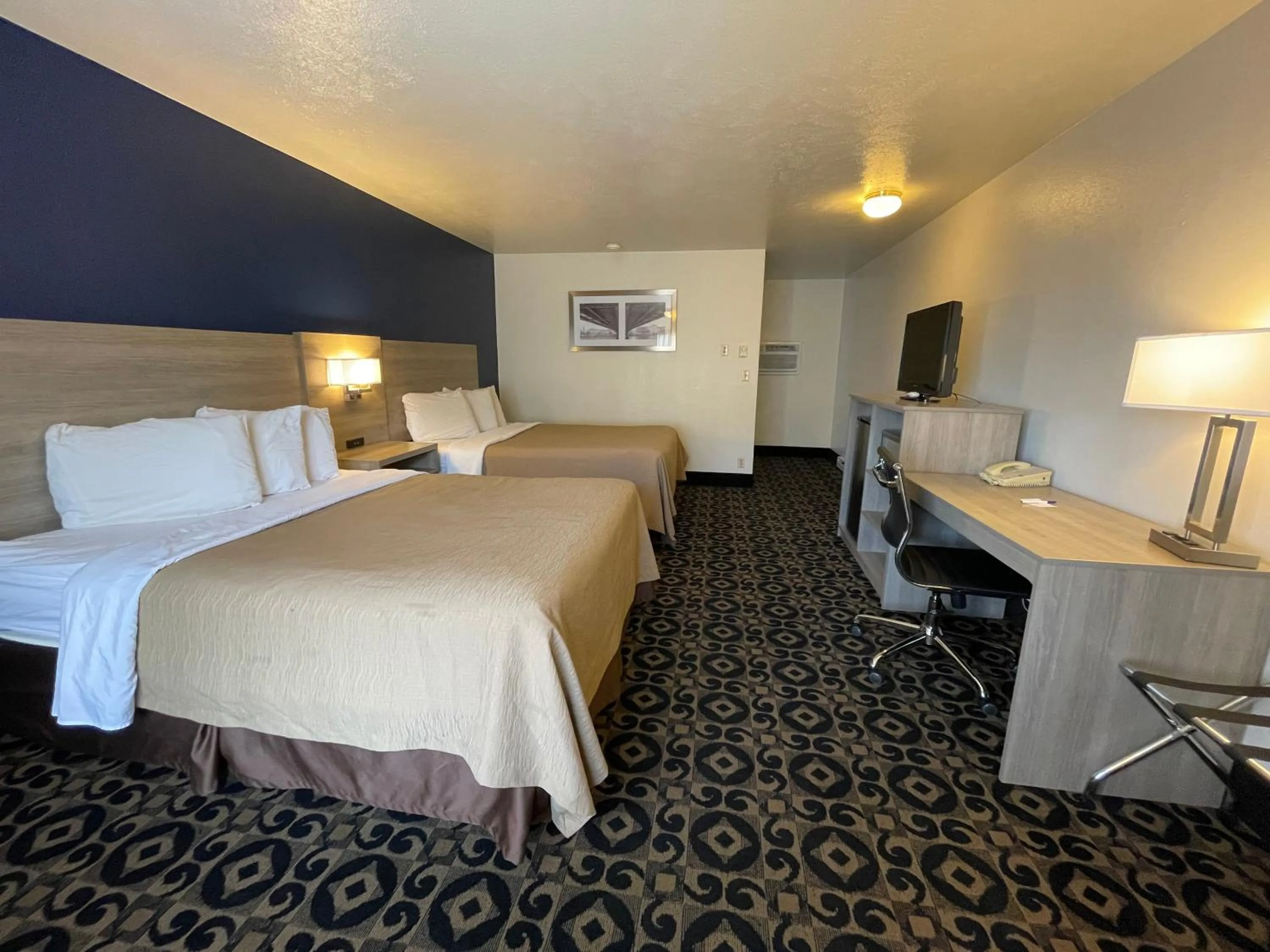 Queen Room with Two Queen Beds - Smoking in Americas Best Value Inn Roosevelt/Ballard