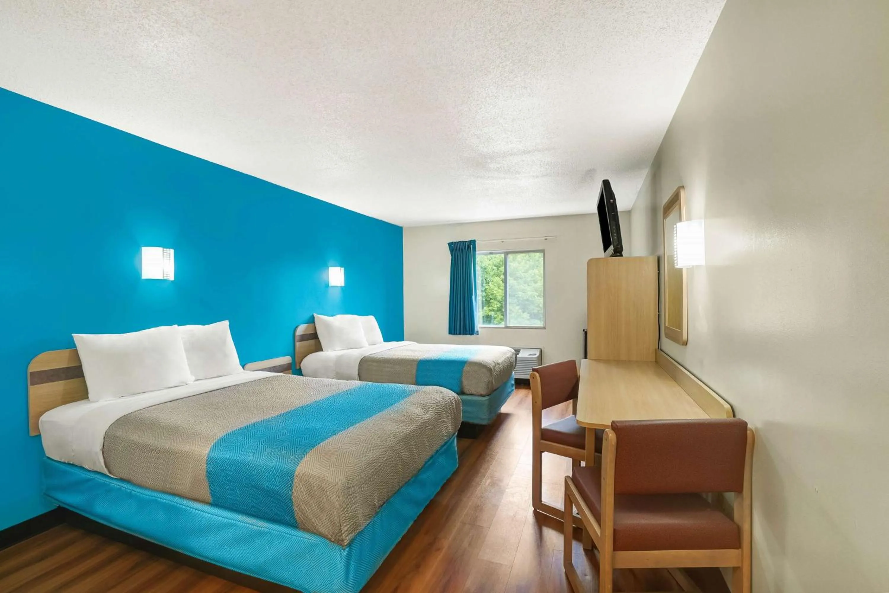Quadruple Room - single occupancy - Non-Smoking in Motel 6-Gordonville, PA - Lancaster PA