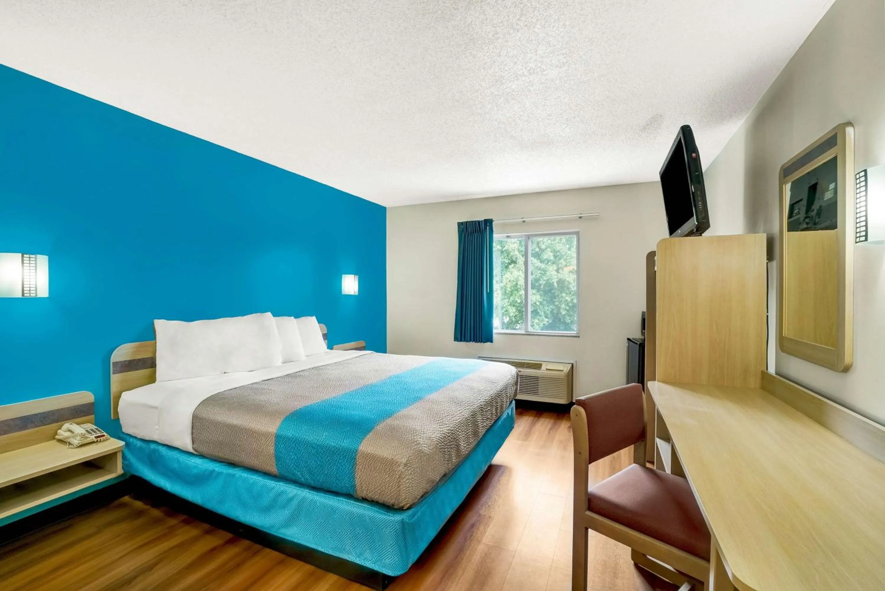 King Room - single occupancy - Disability Access in Motel 6-Gordonville, PA - Lancaster PA