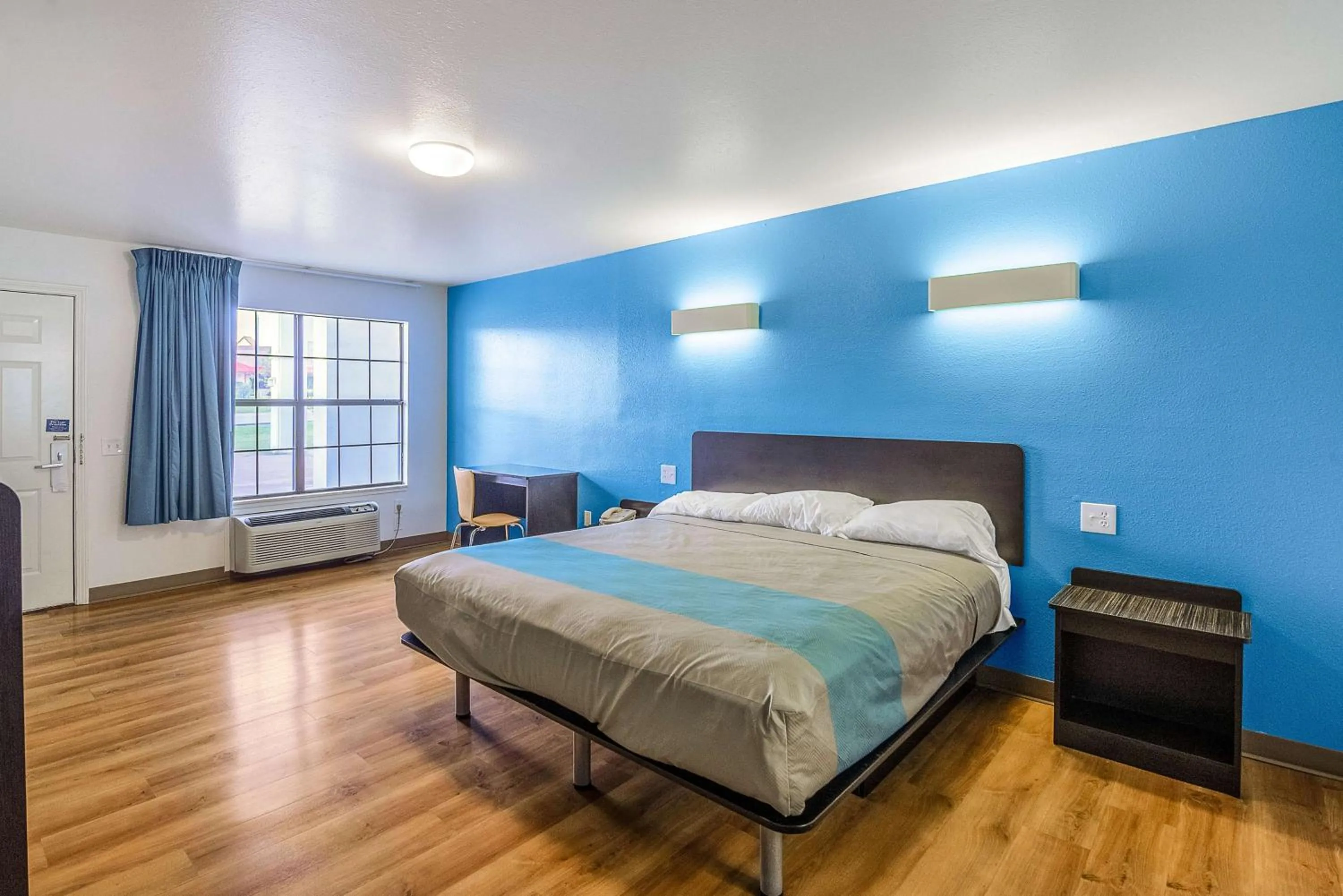 Deluxe King Room - Smoking in Motel 6-Canton, TX