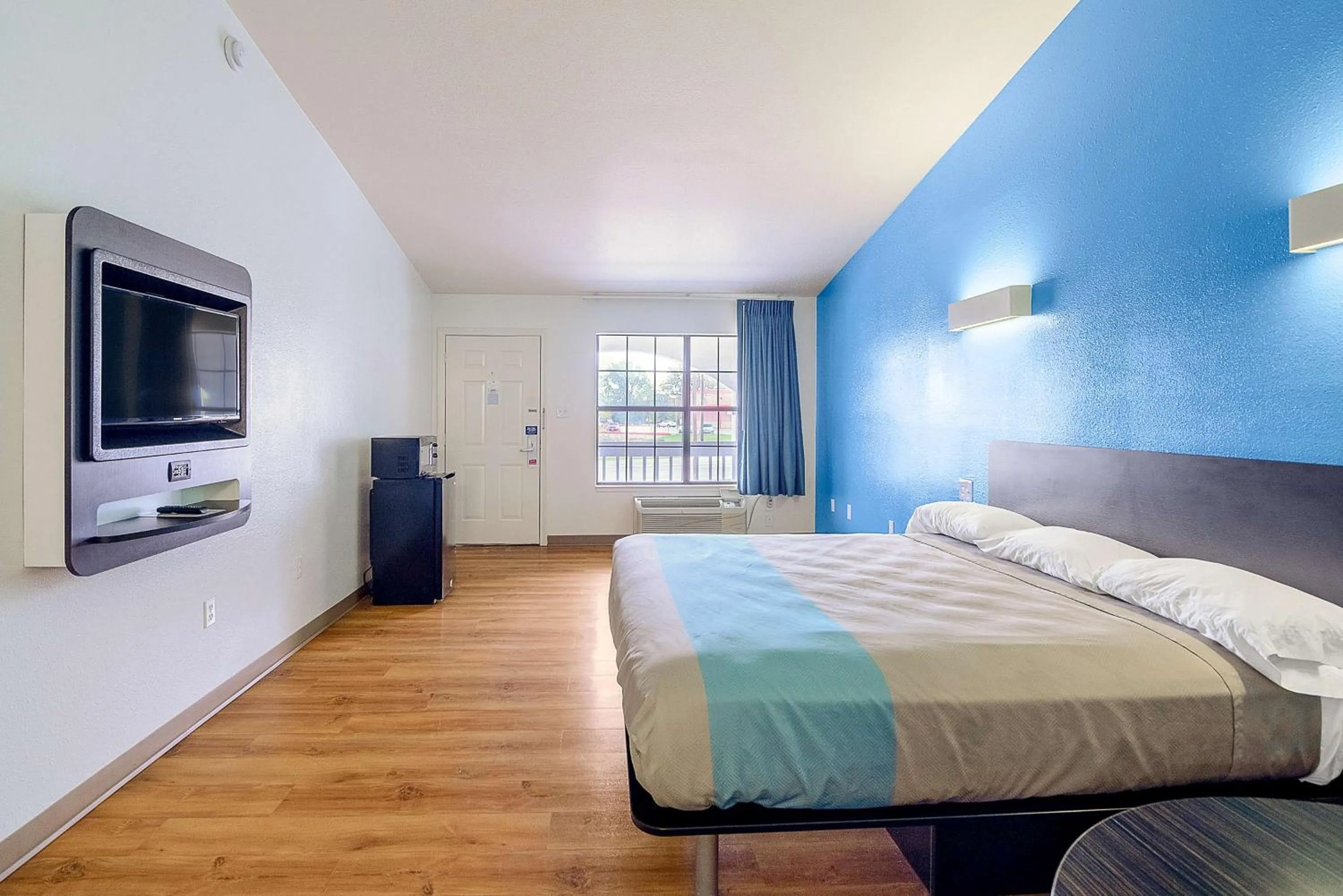 Deluxe King Room - Non-Smoking in Motel 6-Canton, TX