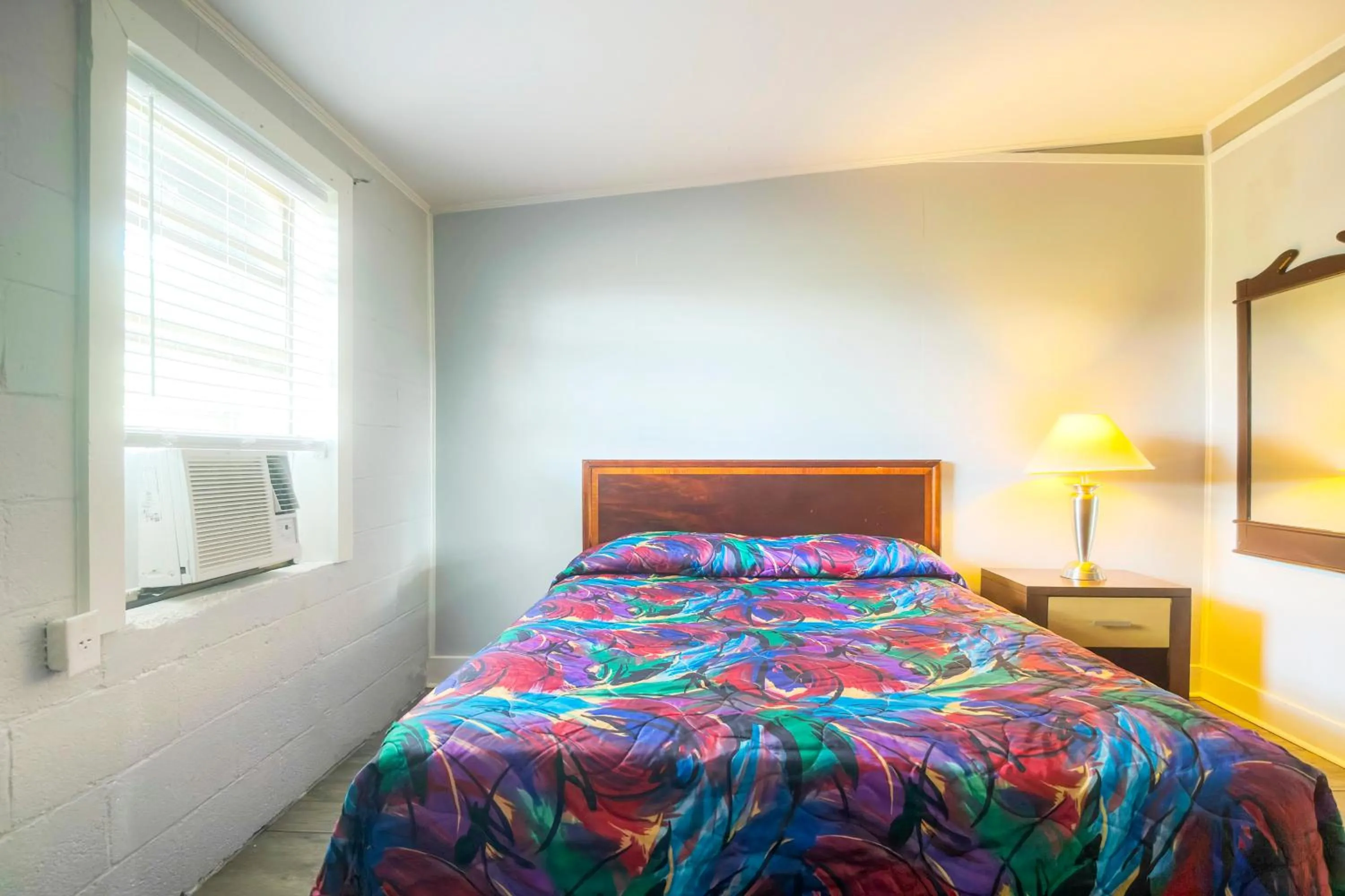 Full Bed Smoking in Bama Motel Mobile I-65 & US-90