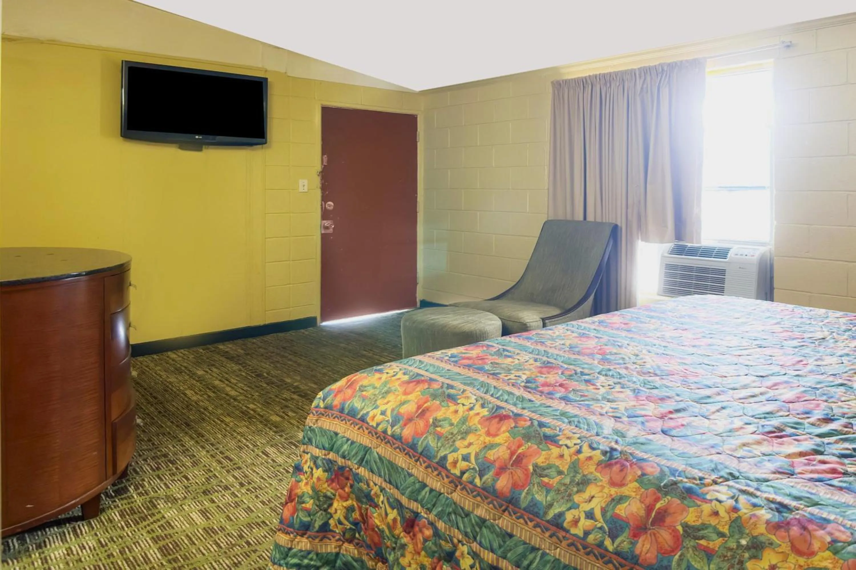 Queen Bed Smoking in Bama Motel Mobile I-65 & US-90