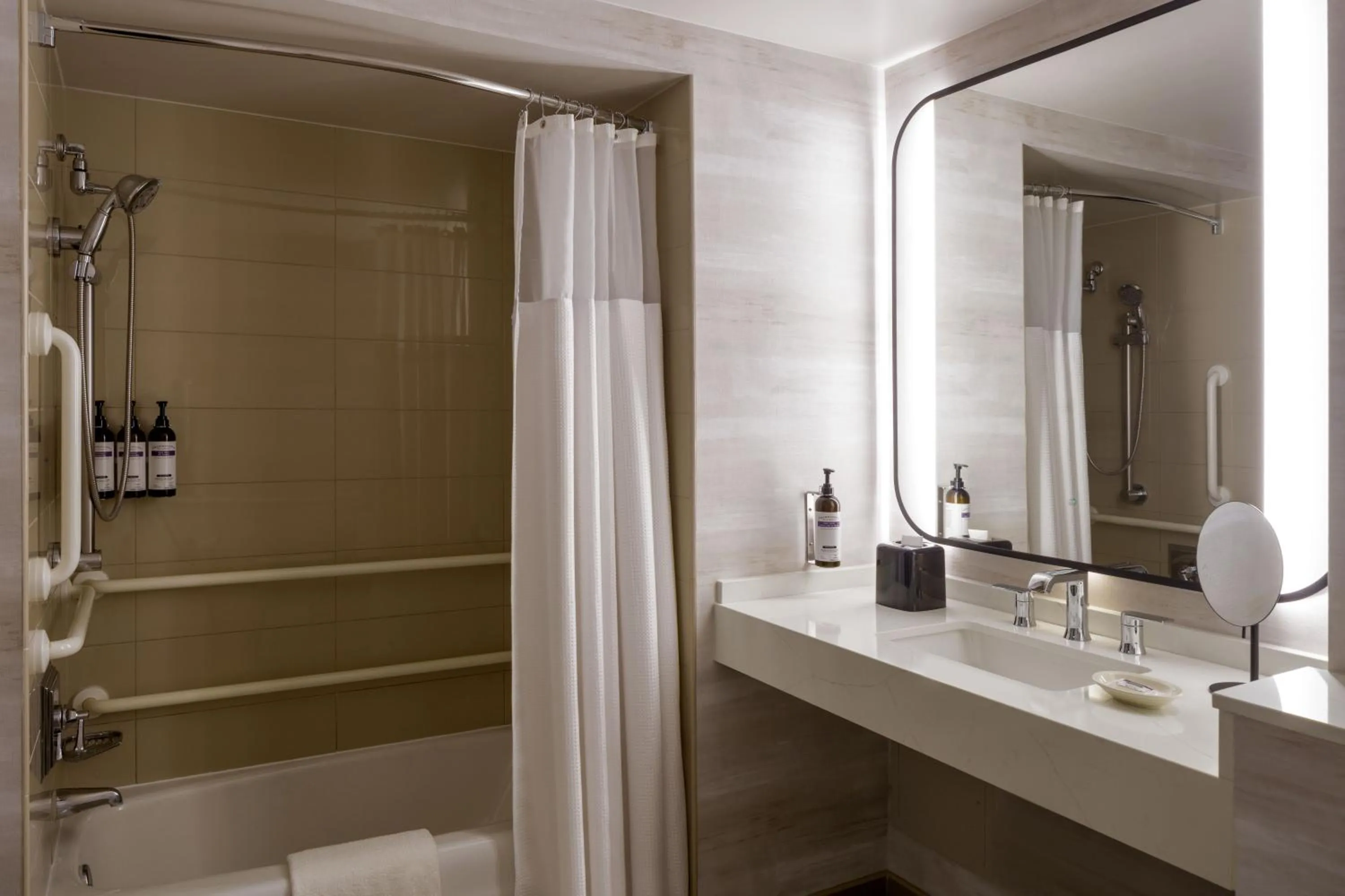 King Room with Accessible Tub - Disability Access in Hyatt Regency Reston