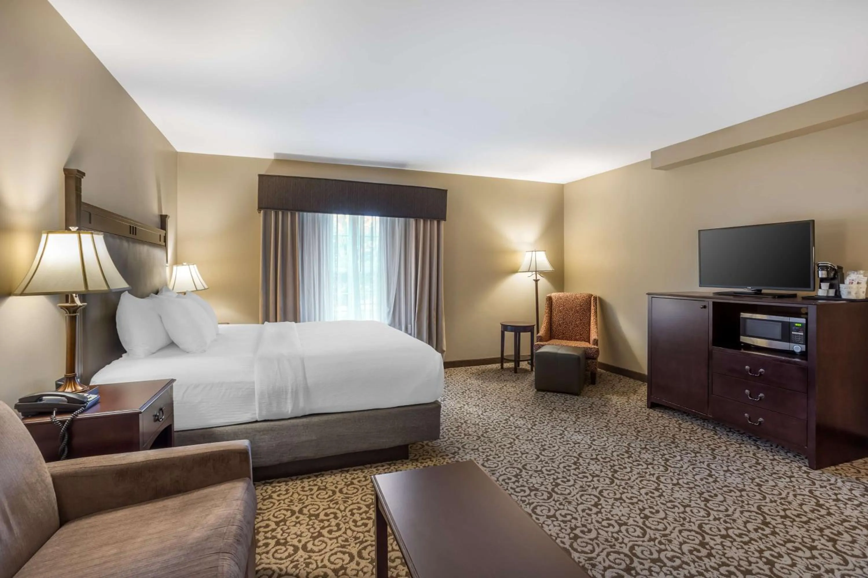 Two-Room King Suite with Sofa Bed and Patio - Spa Bath in Best Western Plus Intercourse Village Inn