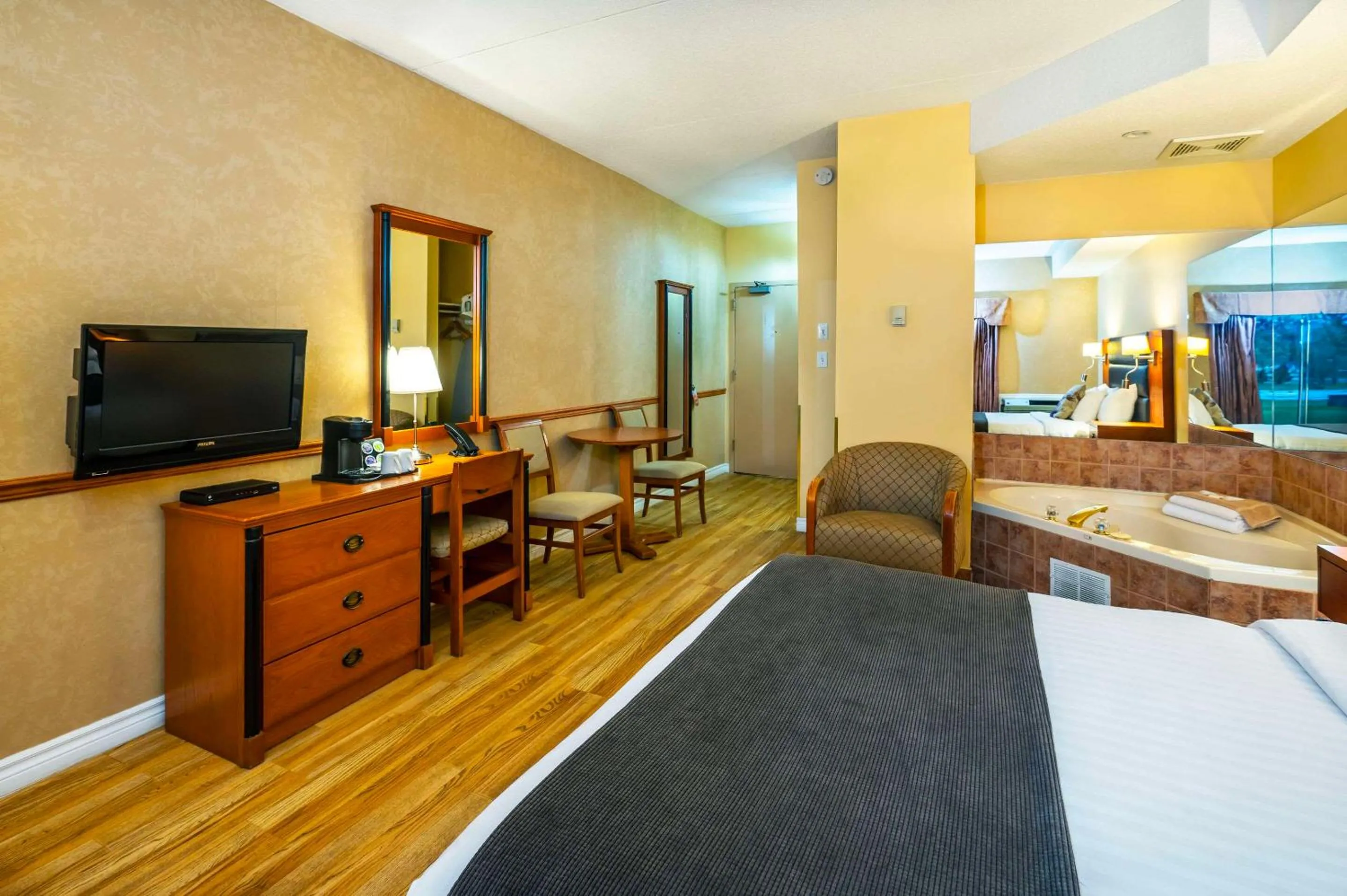 Superior Queen Room with One Queen Bed - Non-smoking in Cedar Meadows Resort & Spa, an Ascend Collection Resort