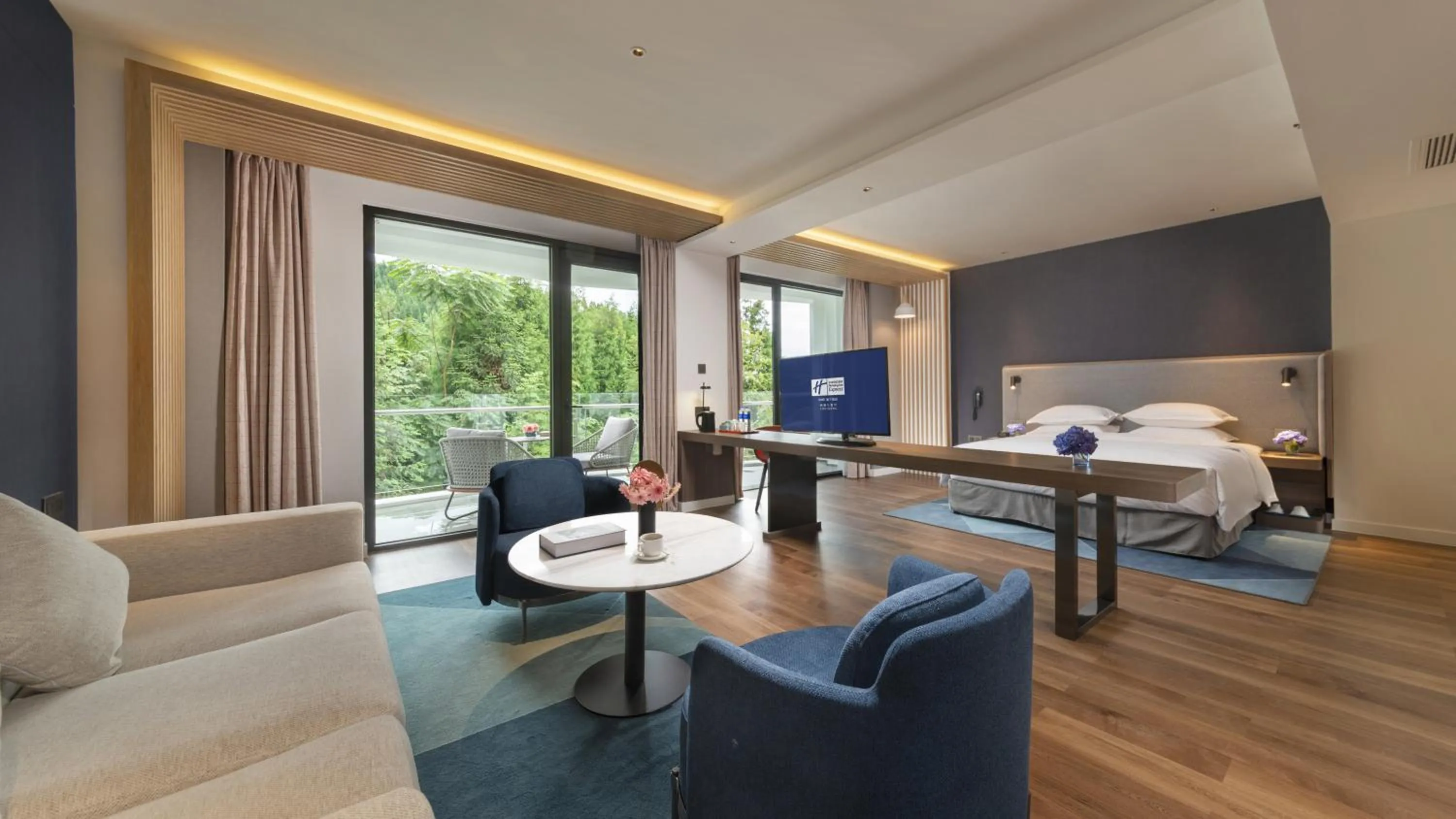 King Suite with Balcony in Holiday Inn Express Qiliping by IHG