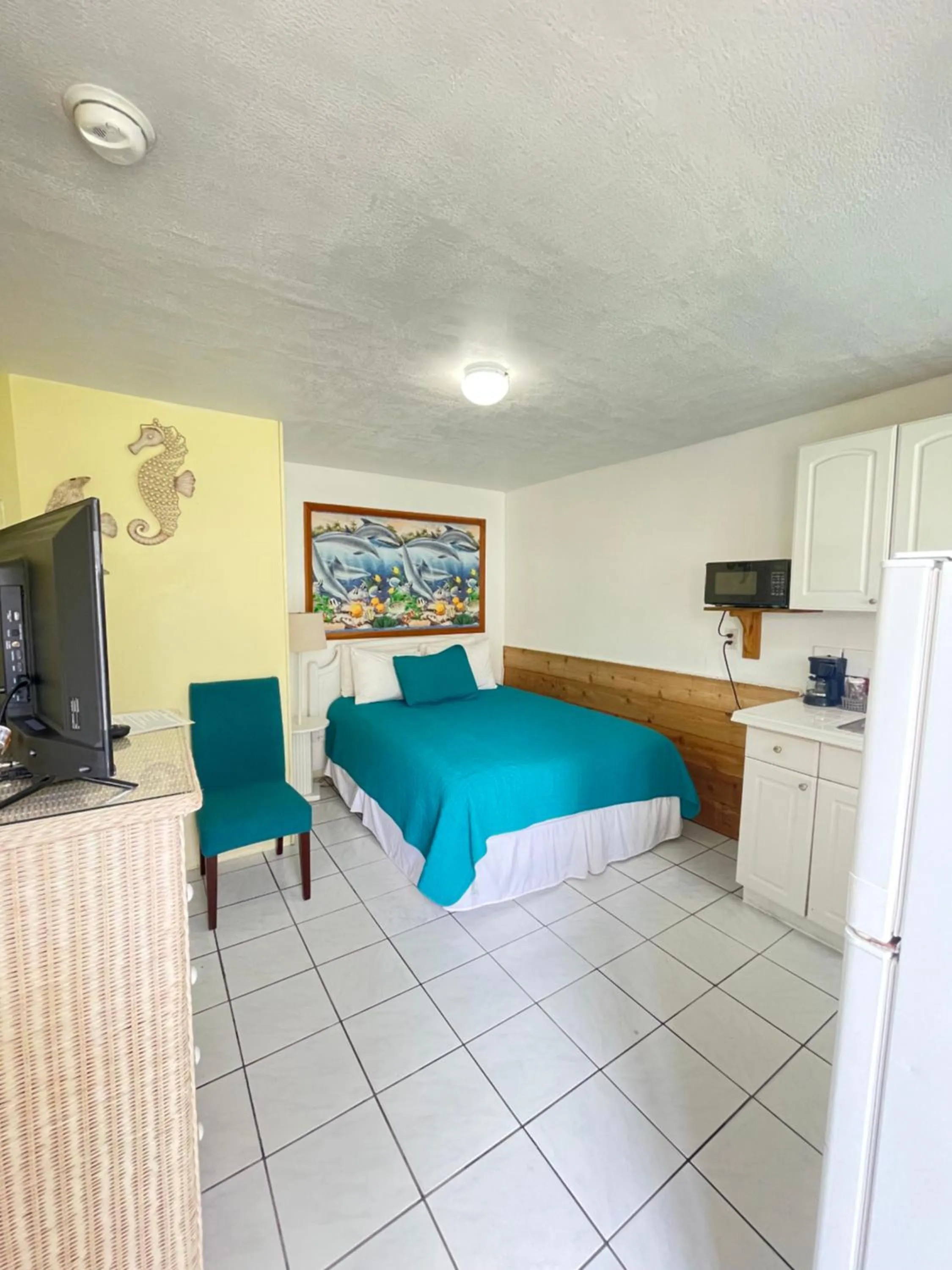 Queen Studio - Disability Access in Coconut Cove Resort & Marina