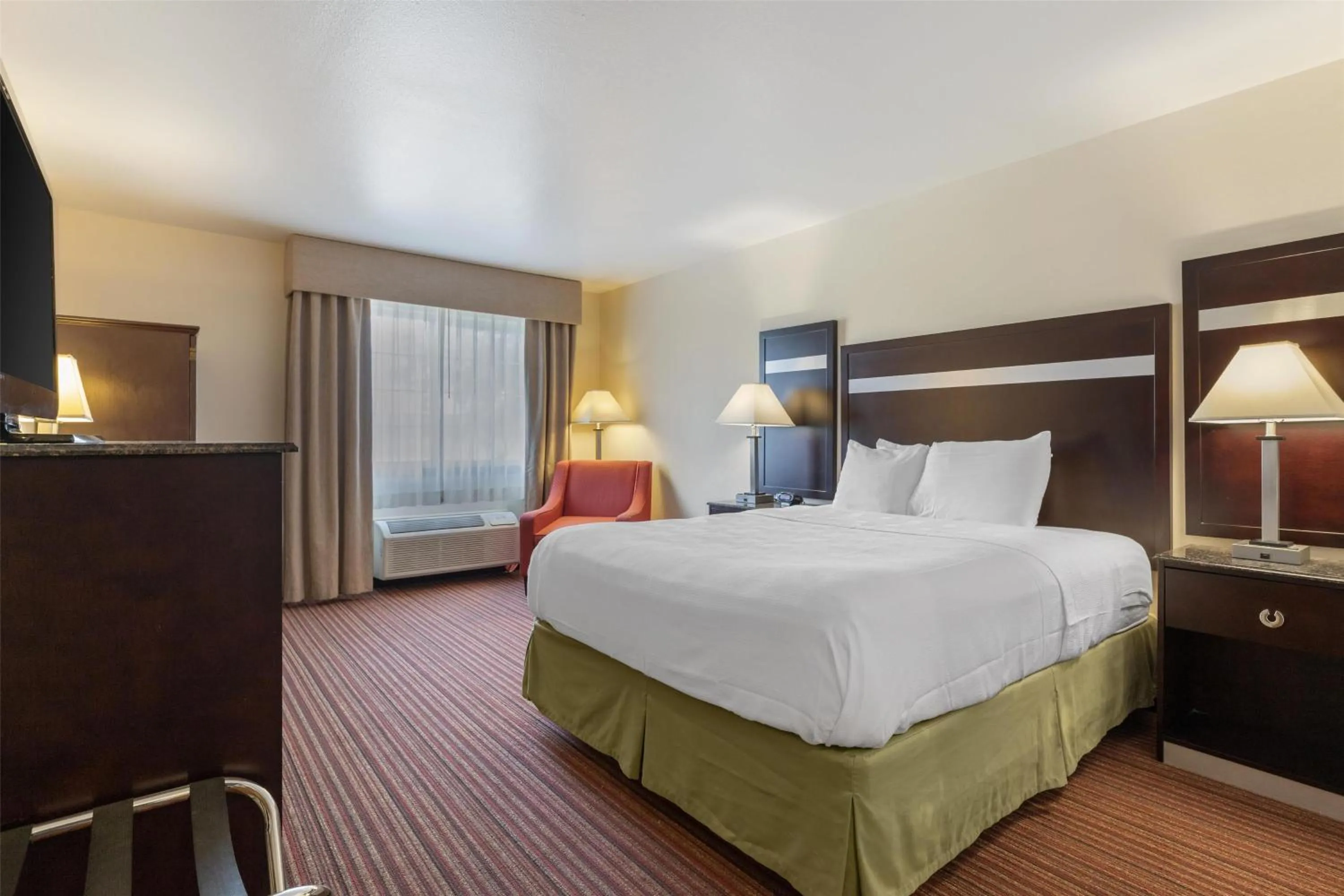 Queen Room with Roll-In Shower - Mobility Accessible/Non-Smoking in Best Western Parsons Inn