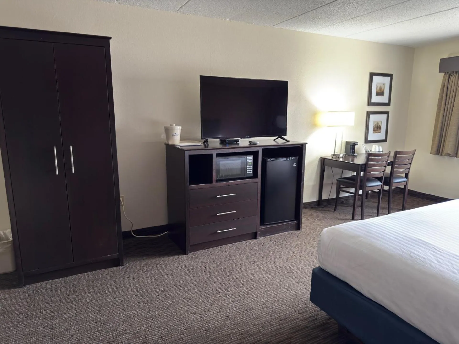 King Suite - Non-Smoking in AmericInn by Wyndham Northfield