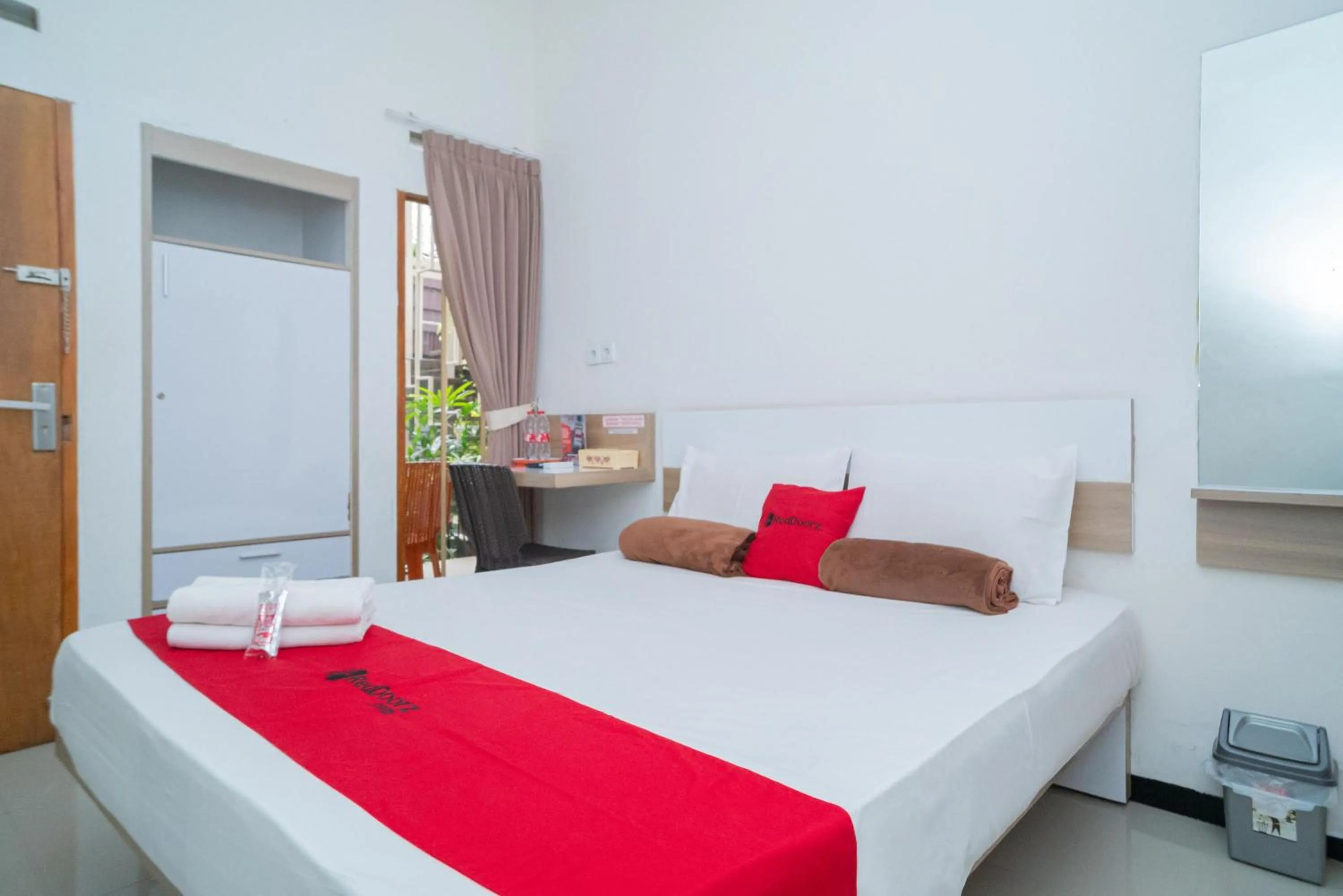 Double Room in RedDoorz Syariah near Transmart MX Malang