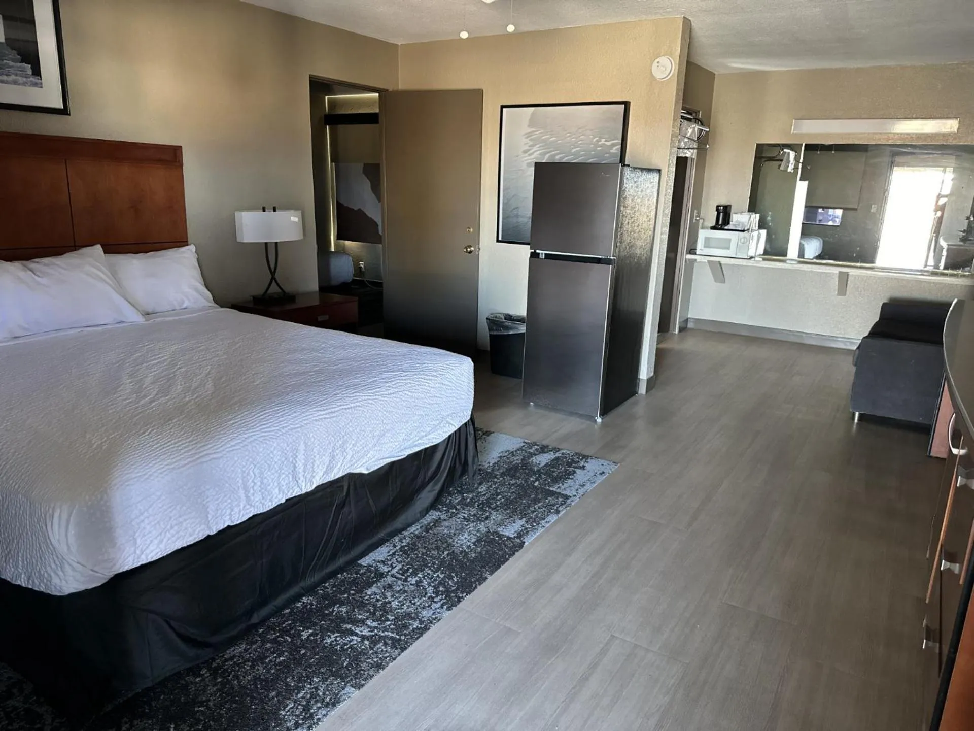 King Room - Non-Smoking in Travelodge by Wyndham Parker