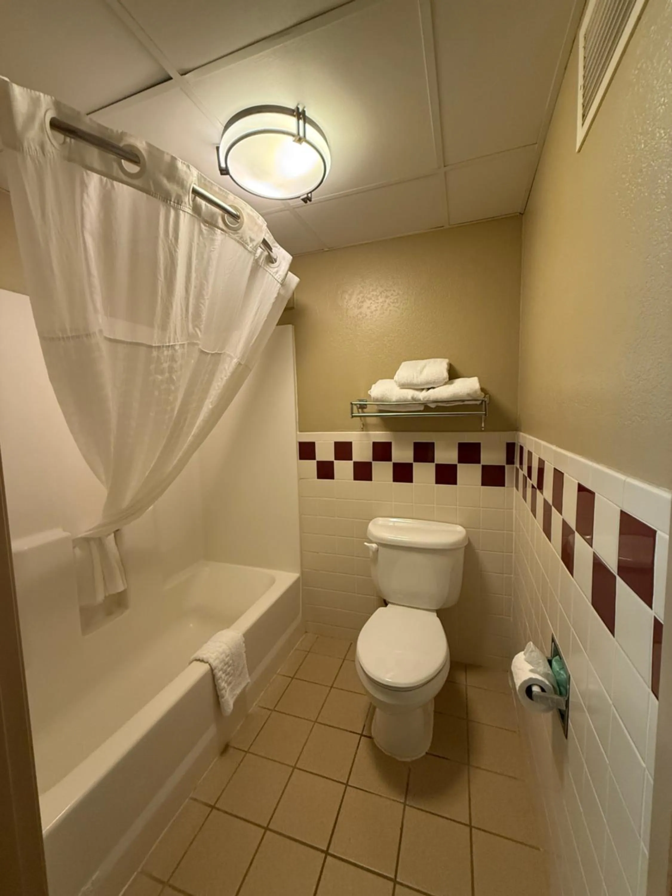 King Room - Non Smoking/Upper floor/Interior Hall in Rodeway Inn Hesston