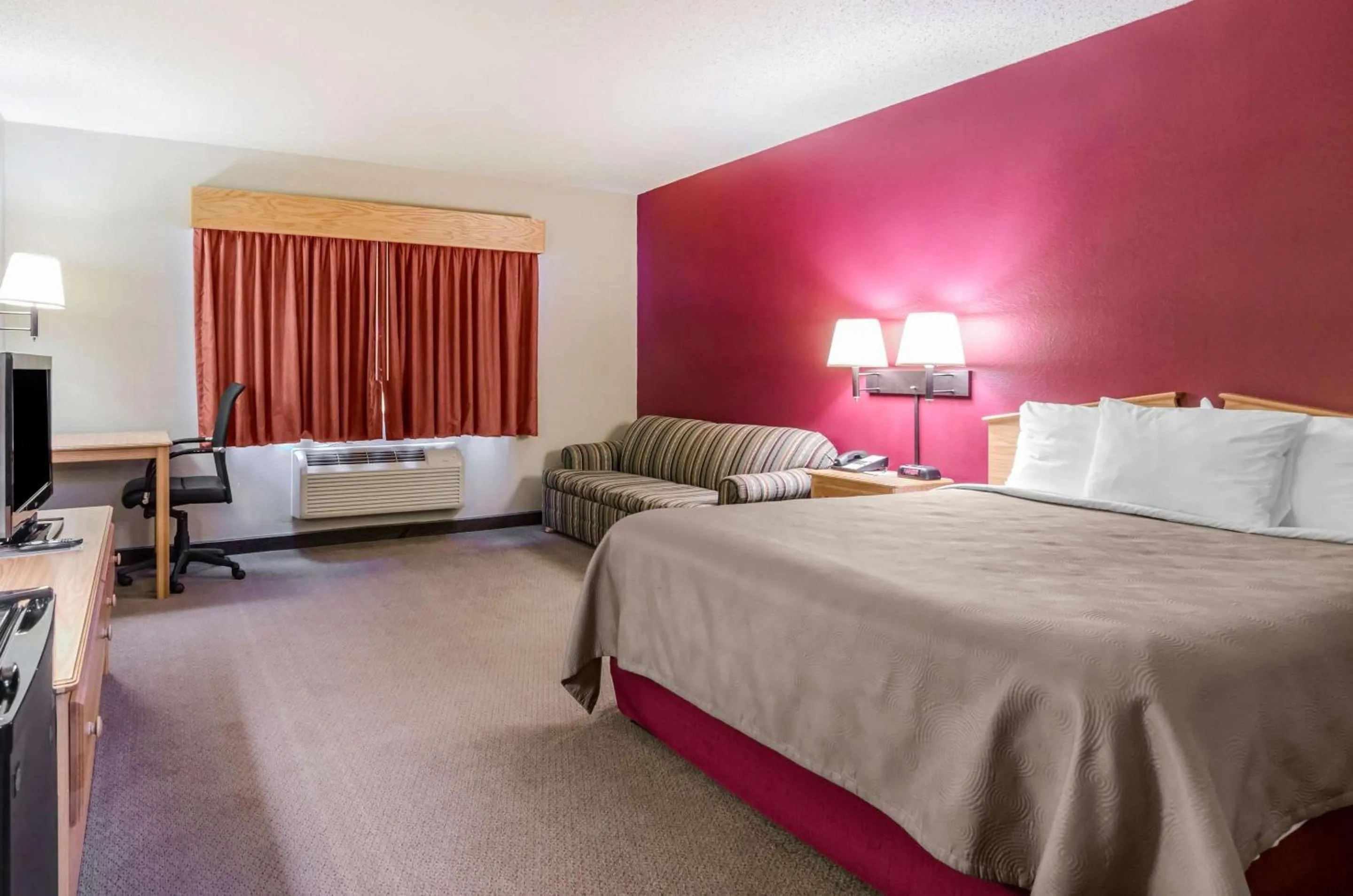 Standard Queen Room with Sofa Bed in Rodeway Inn Hesston