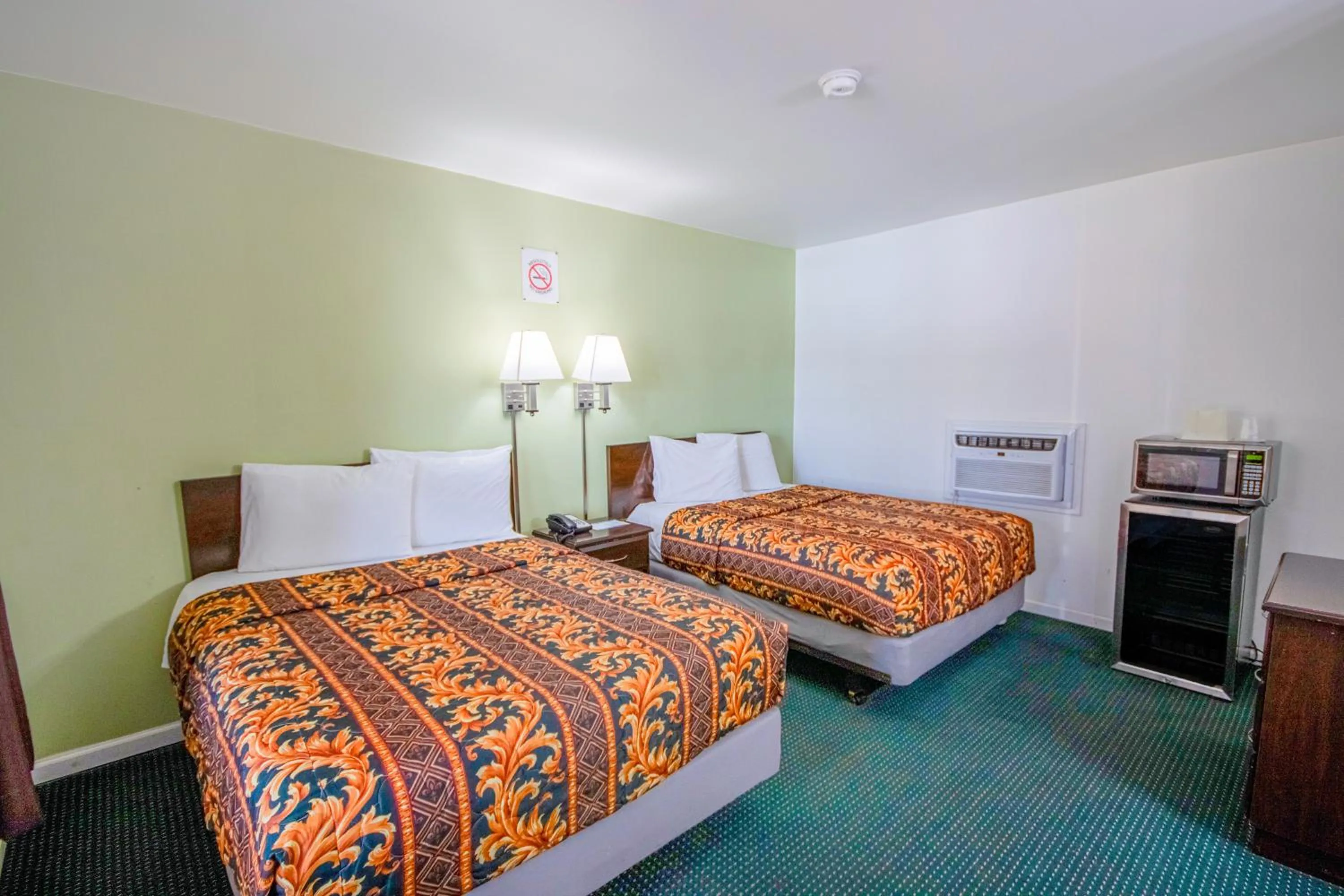 2 Single Bed in OYO Travelier Motel