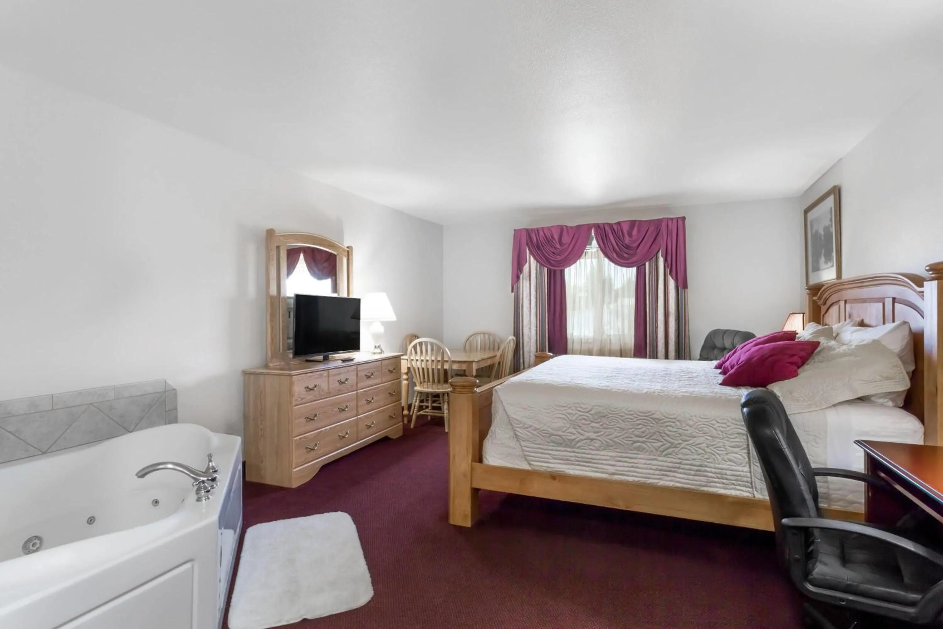 Deluxe King Studio Suite - Non-Smoking in Super 8 by Wyndham Rexburg