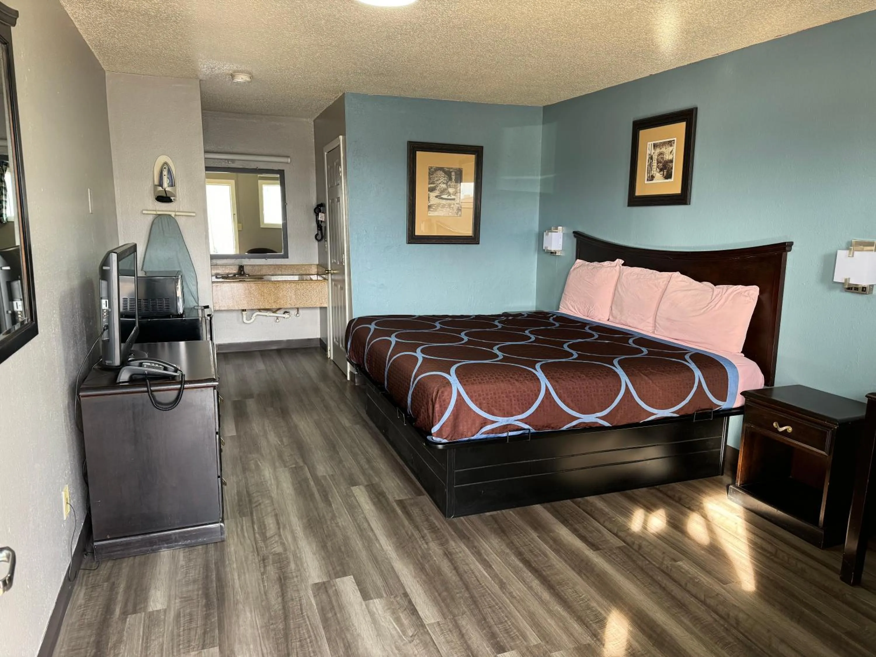 Standard King Room - Smoking in Kansas Inn