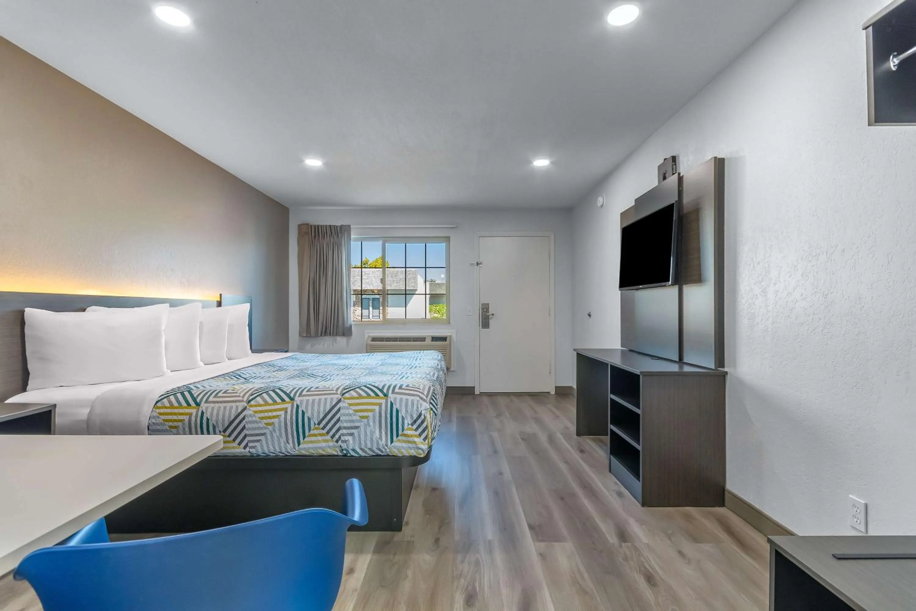 King Room - single occupancy - Non-Smoking in Motel 6-Willows, CA