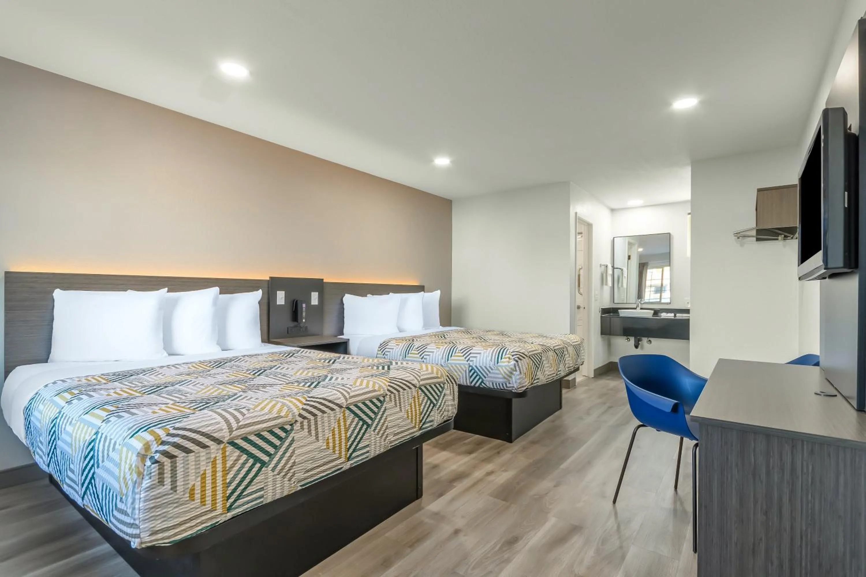 Queen Room with Two Queen Beds - single occupancy - Smoking in Motel 6-Willows, CA