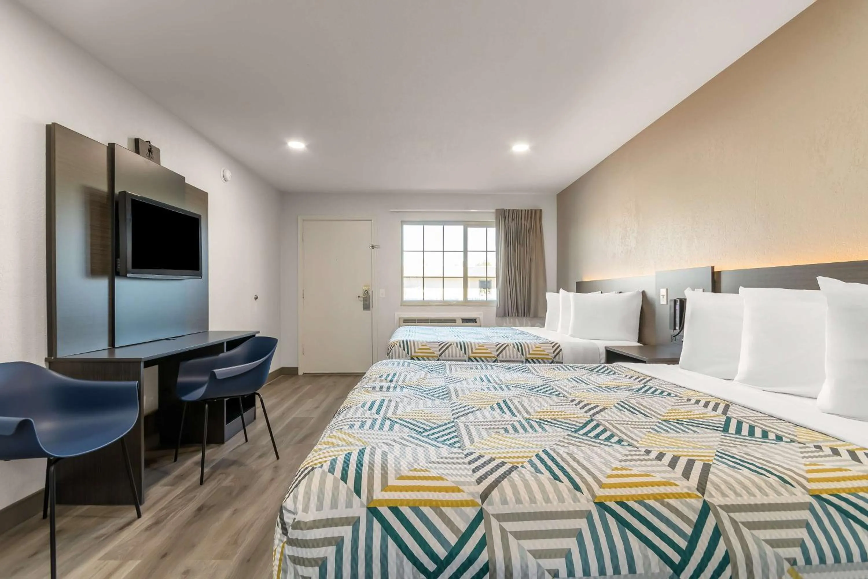 Queen Room with Two Queen Beds - single occupancy - Non-Smoking in Motel 6-Willows, CA