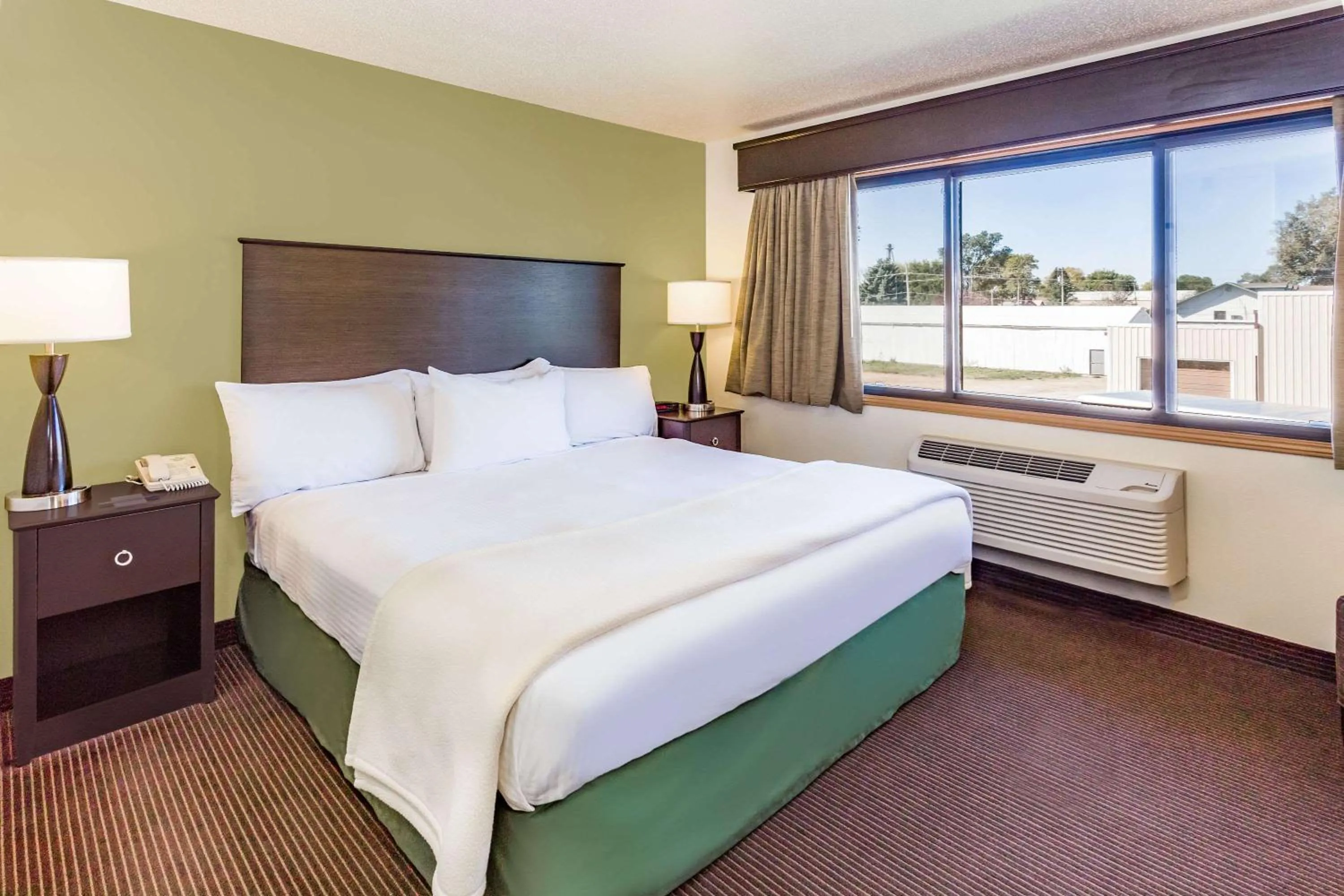 King Room with Roll-in Shower - Mobility Access/Non-Smoking in AmericInn by Wyndham Hampton