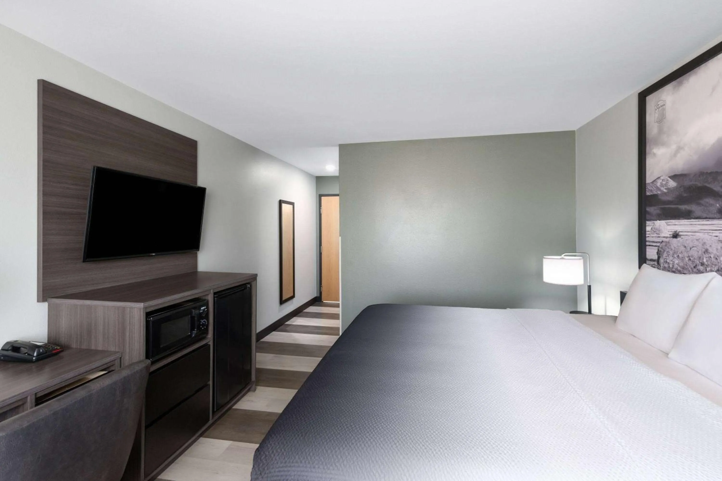 Business King Room - Non-Smoking in Super 8 by Wyndham Big Timber