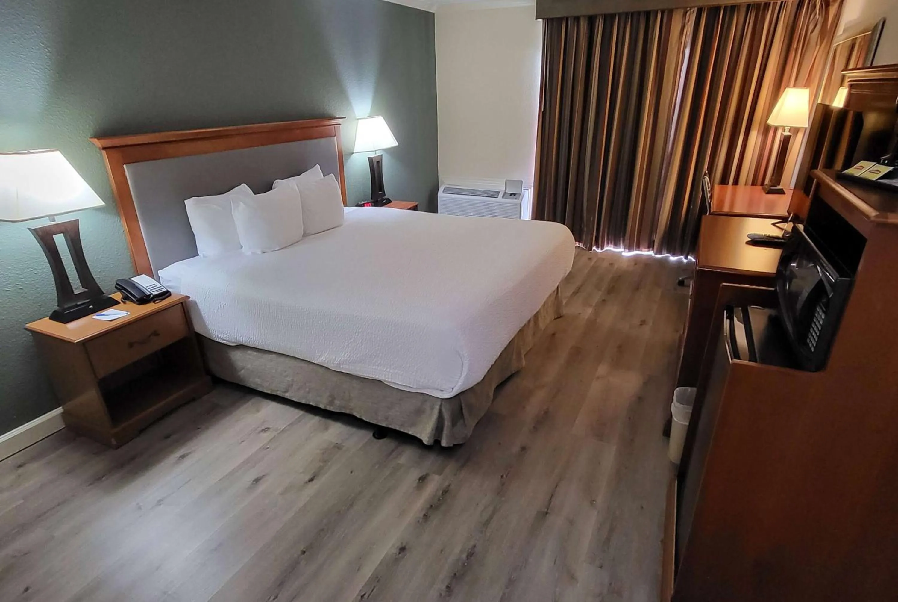 King Room with Roll-In Shower - Mobility Access/Non-Smoking in Ramada by Wyndham Houston Intercontinental Airport East