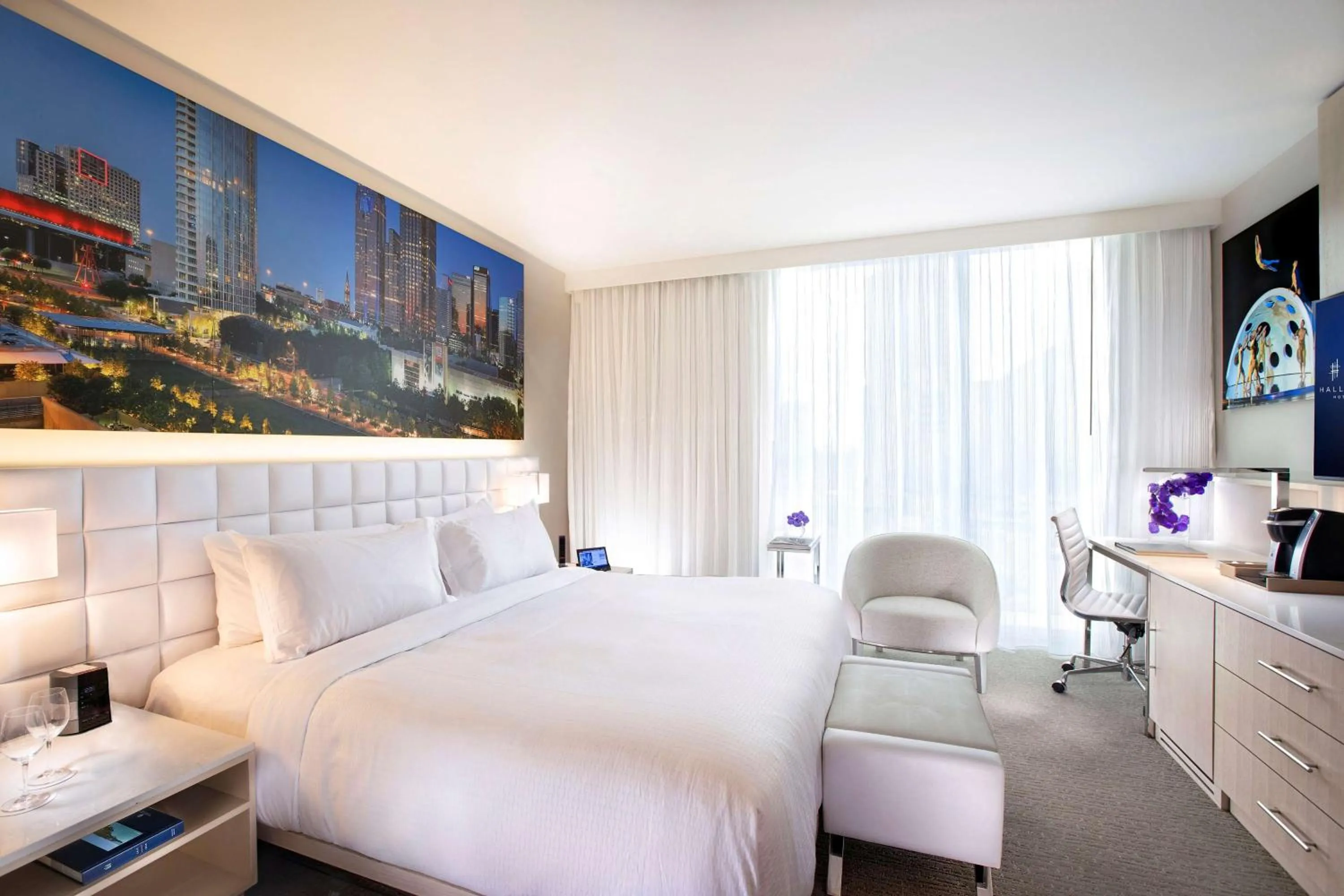 Deluxe King Room - Mobility Accessible in HALL Arts Hotel Dallas, Curio Collection by Hilton