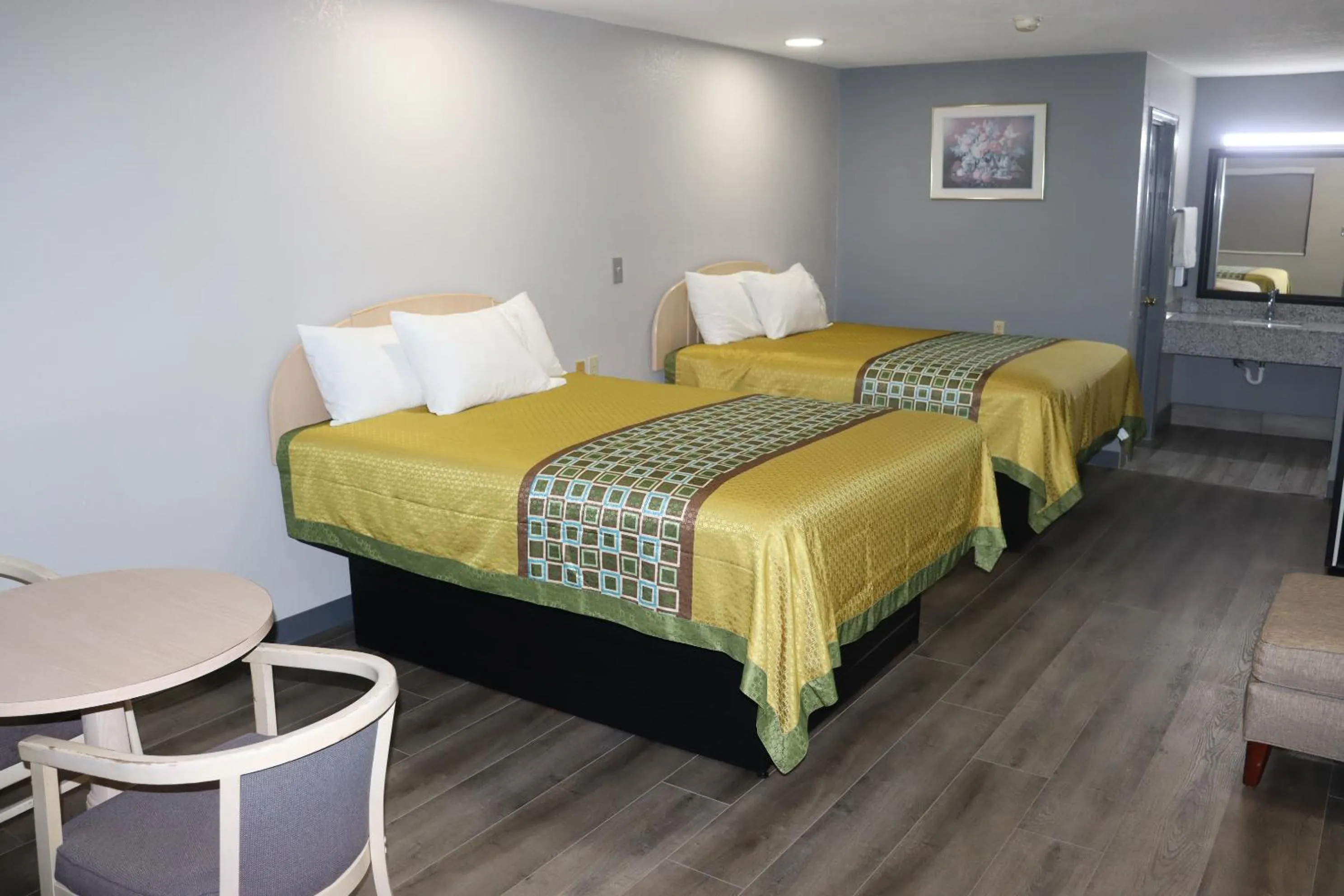 Queen Room with Two Queen Beds - Smoking in Americas Best Value Inn Cabot