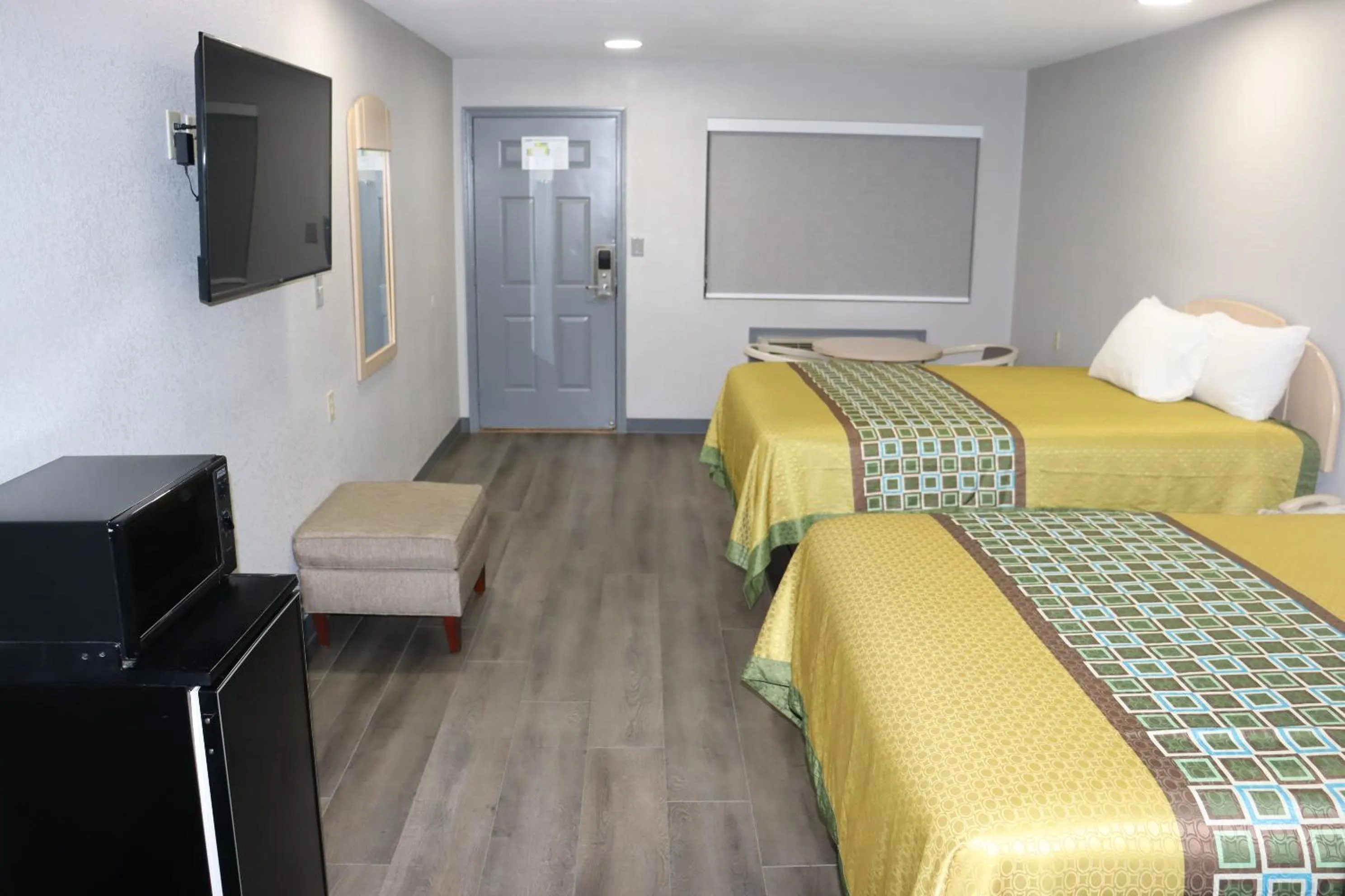 Queen Room with Two Queen Beds - Non-Smoking in Americas Best Value Inn Cabot