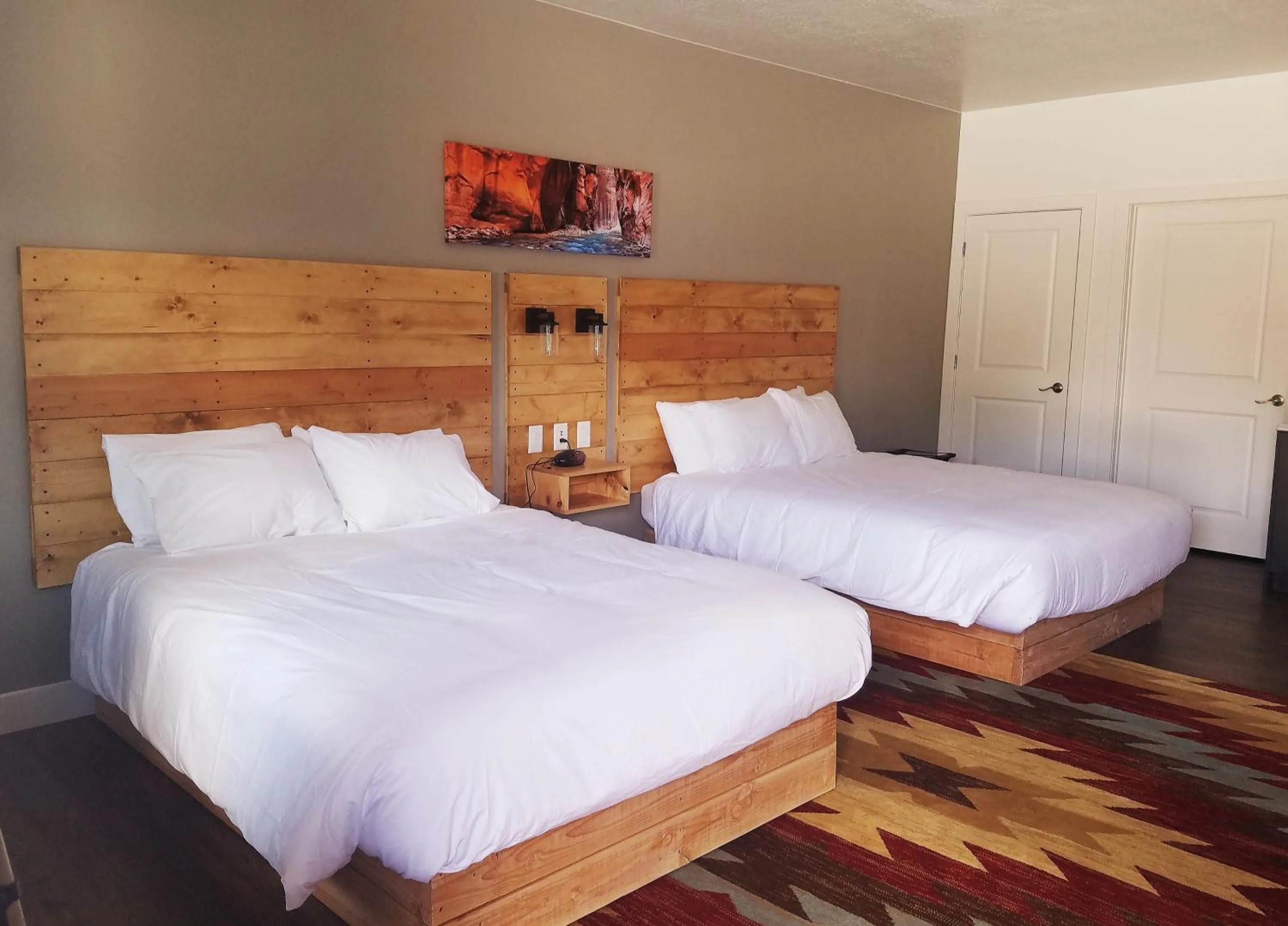 Queen Studio - single occupancy - Disability Access in Kanab Suites