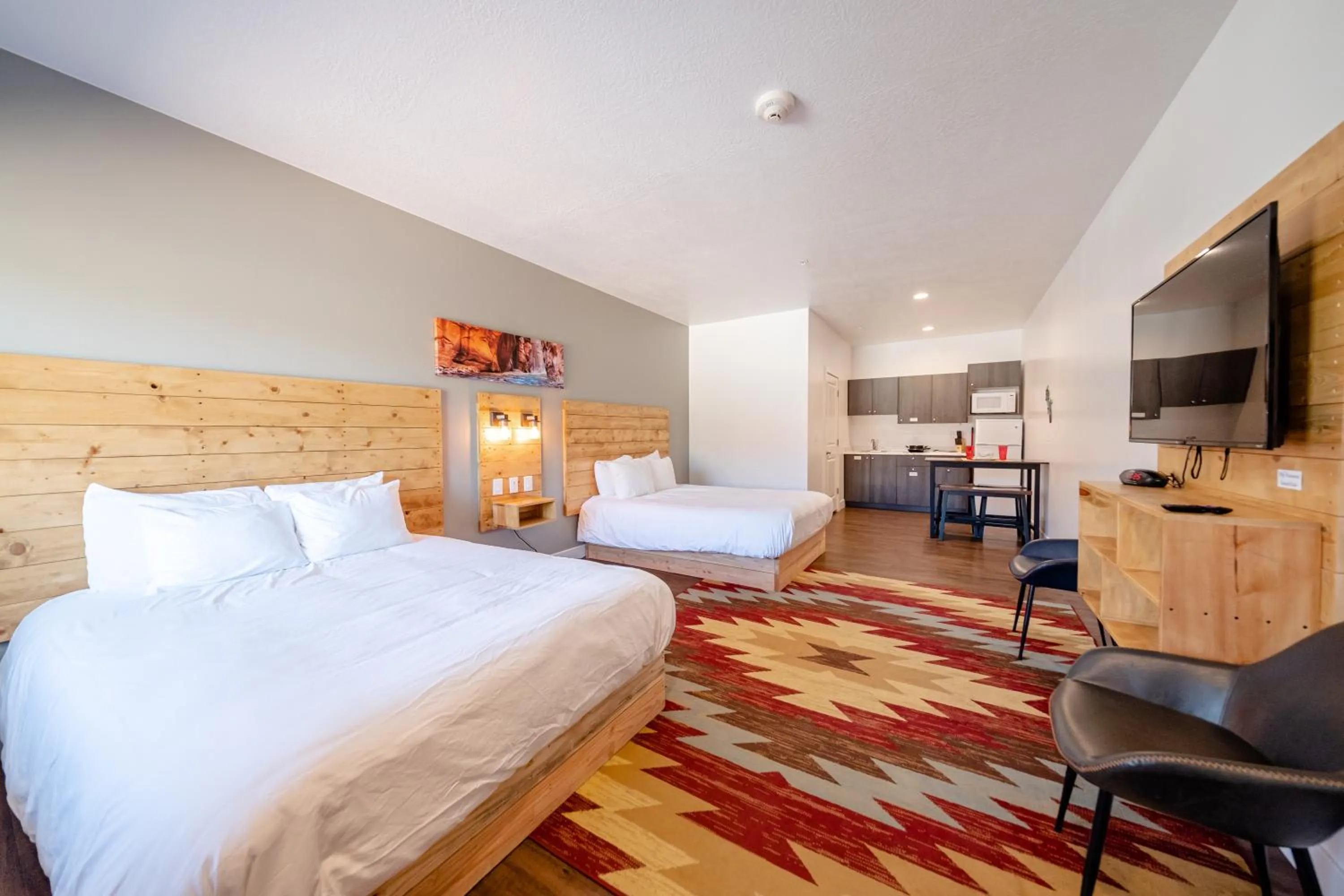 Deluxe Queen Suite - single occupancy in Kanab Suites