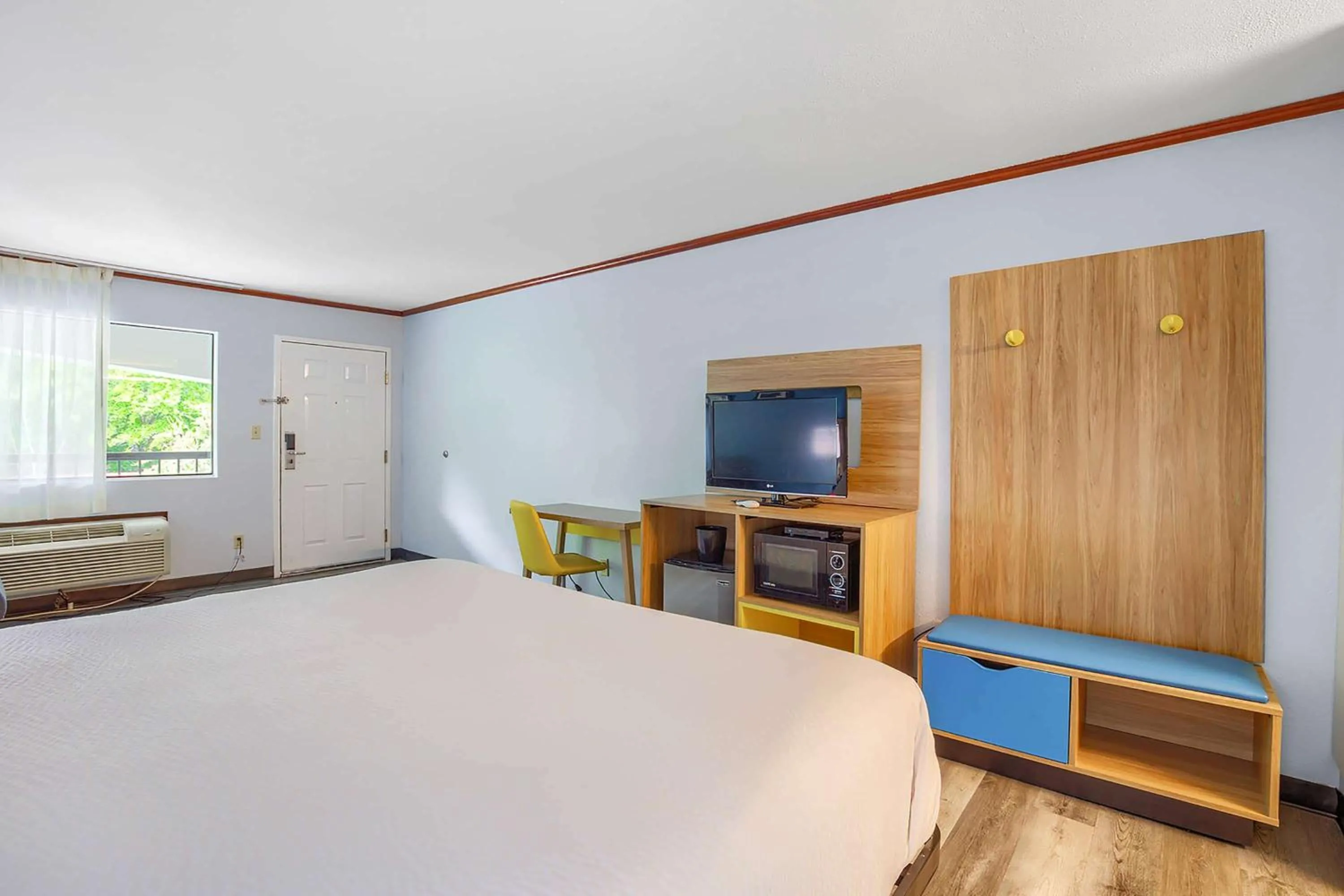 1 King Bed, Mobility Accessible Room, Bathtub w/ Grab Bars, Non-Smoking in Days Inn by Wyndham Foley